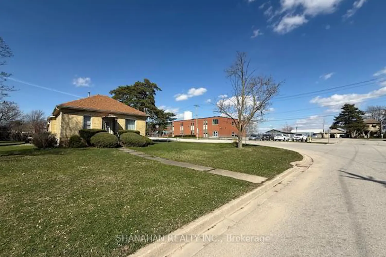 597 Simcoe Street photo 4