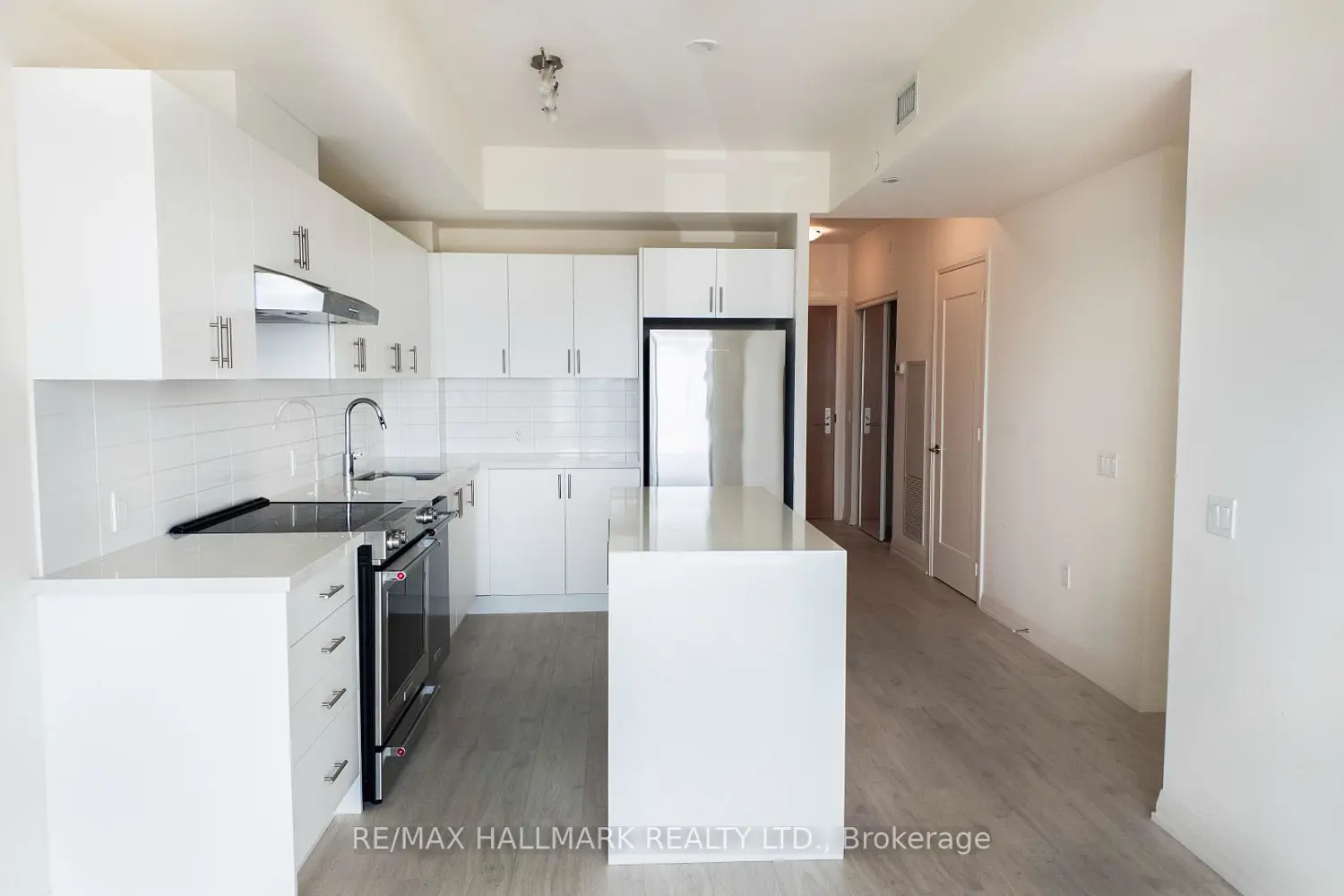 8960 Jane Street 912 photo 3