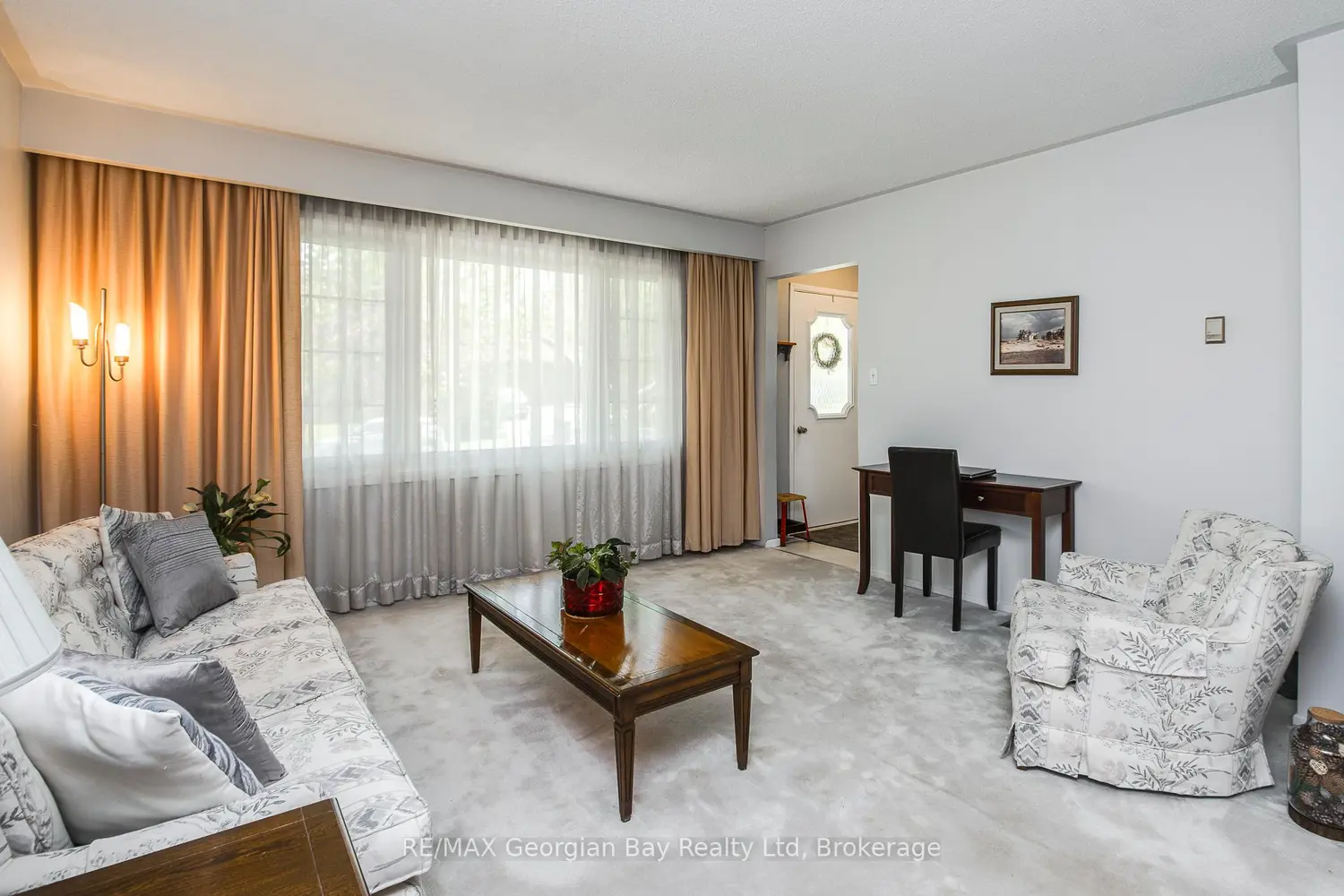 1010 Glen Eagles Crescent photo 4