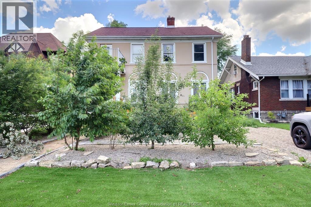 956 Victoria , Windsor, ON, N9A4N4