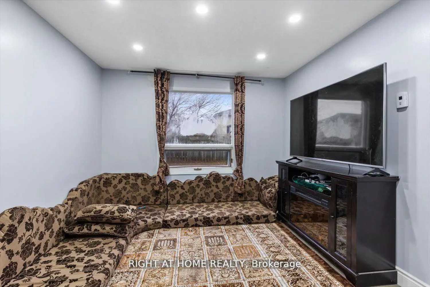 275 Tagge Crescent photo 5