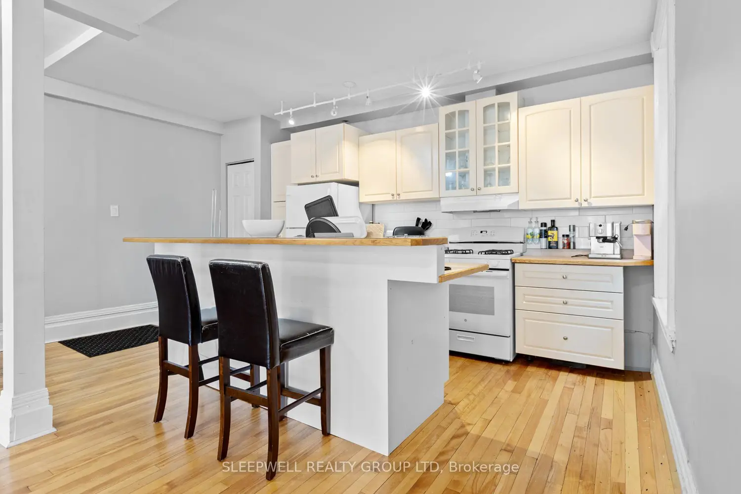 389 Daly Avenue photo 3