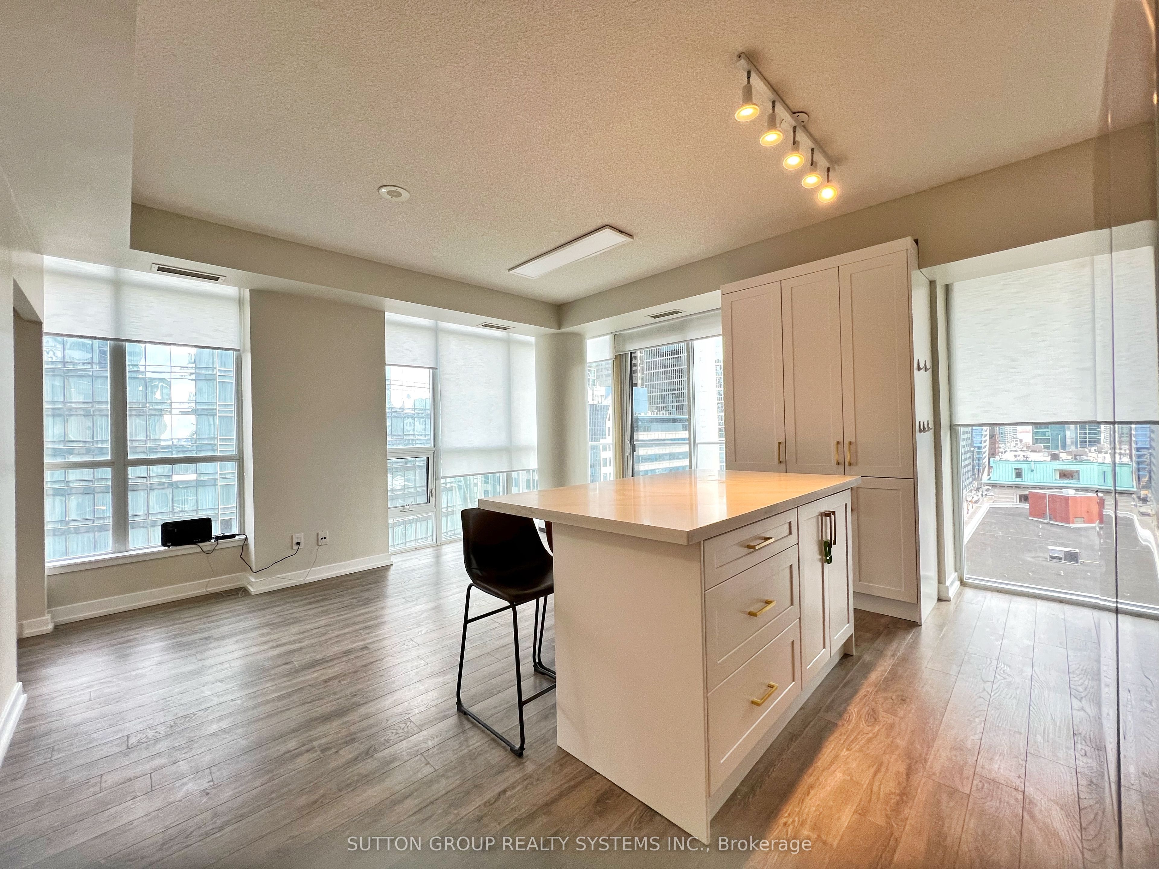 1208-126 Simcoe Street, Toronto, ON, M5H 4E6 photo 3