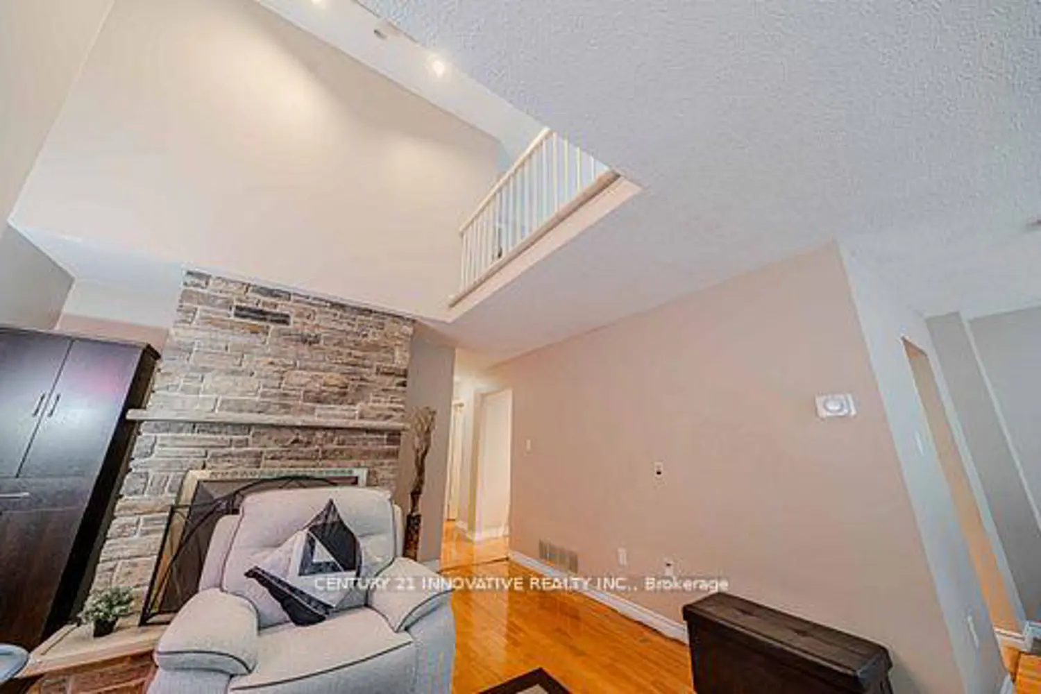 1764 Listowell Crescent photo 5
