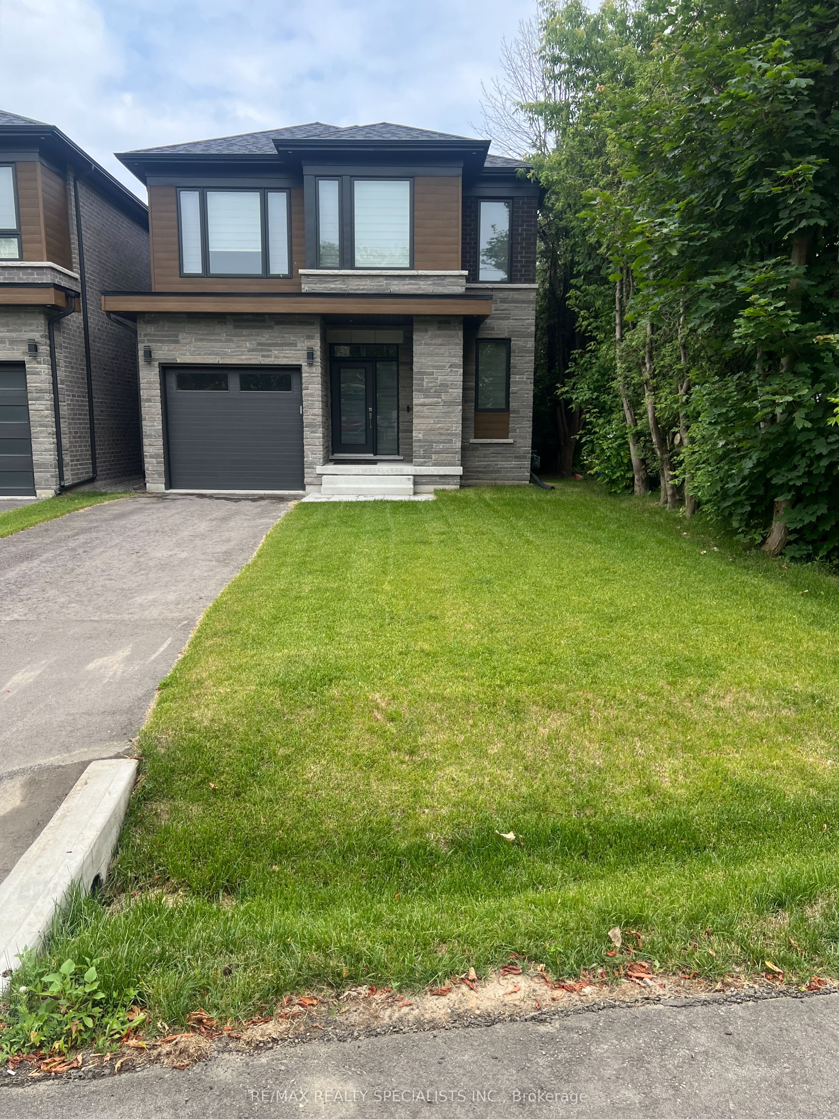 1088 Casson Avenue, Mississauga, ON, L5E 1H6