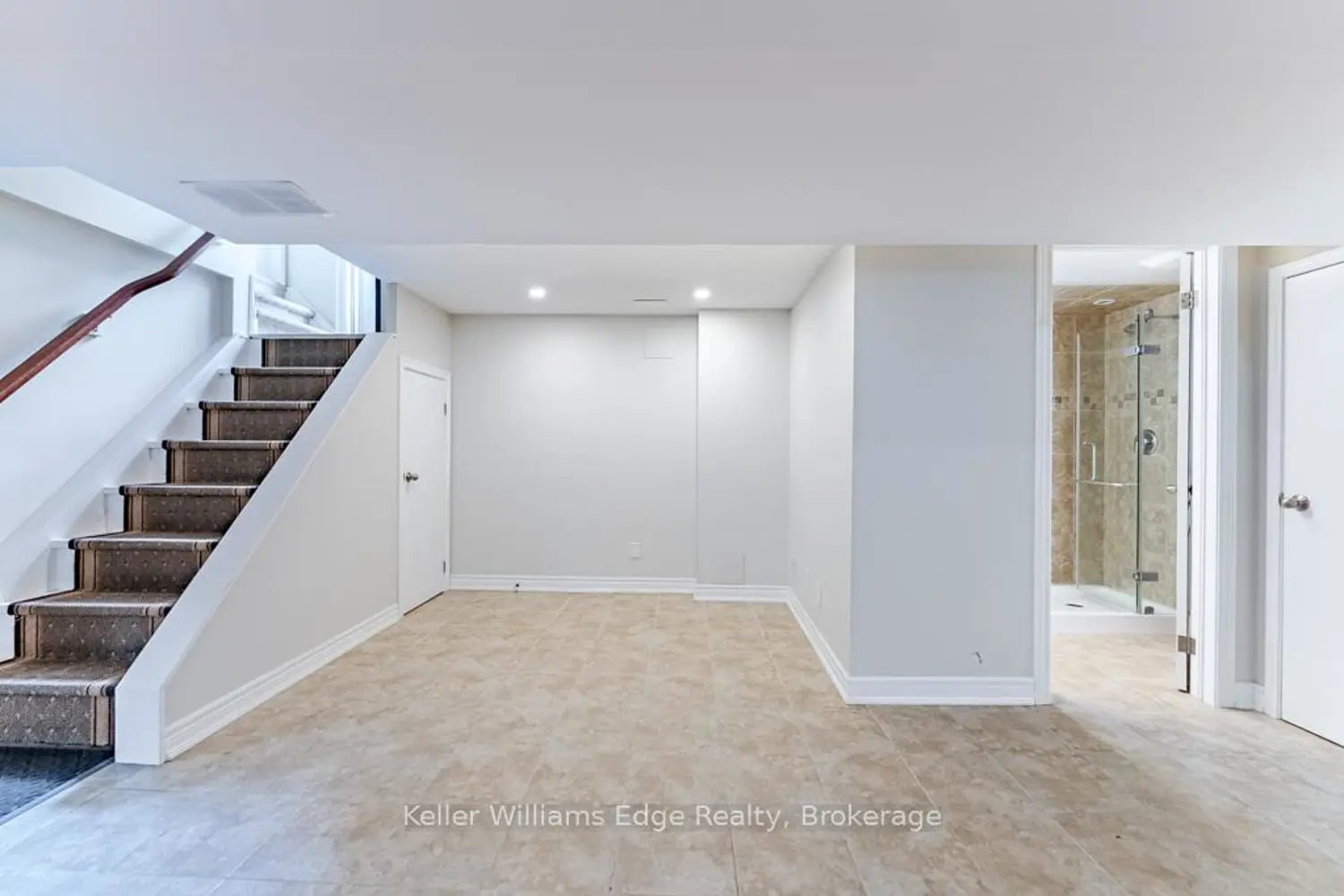 1025 Pinegrove Road photo 5