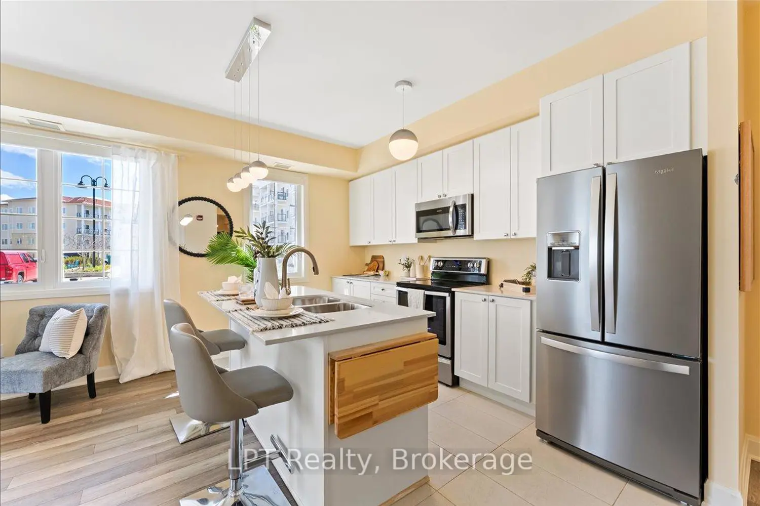 50 Lakebreeze Drive 102