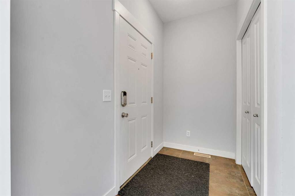 304 Rainbow Falls Drive, Chestermere, AB, T1X 0E4 photo 2