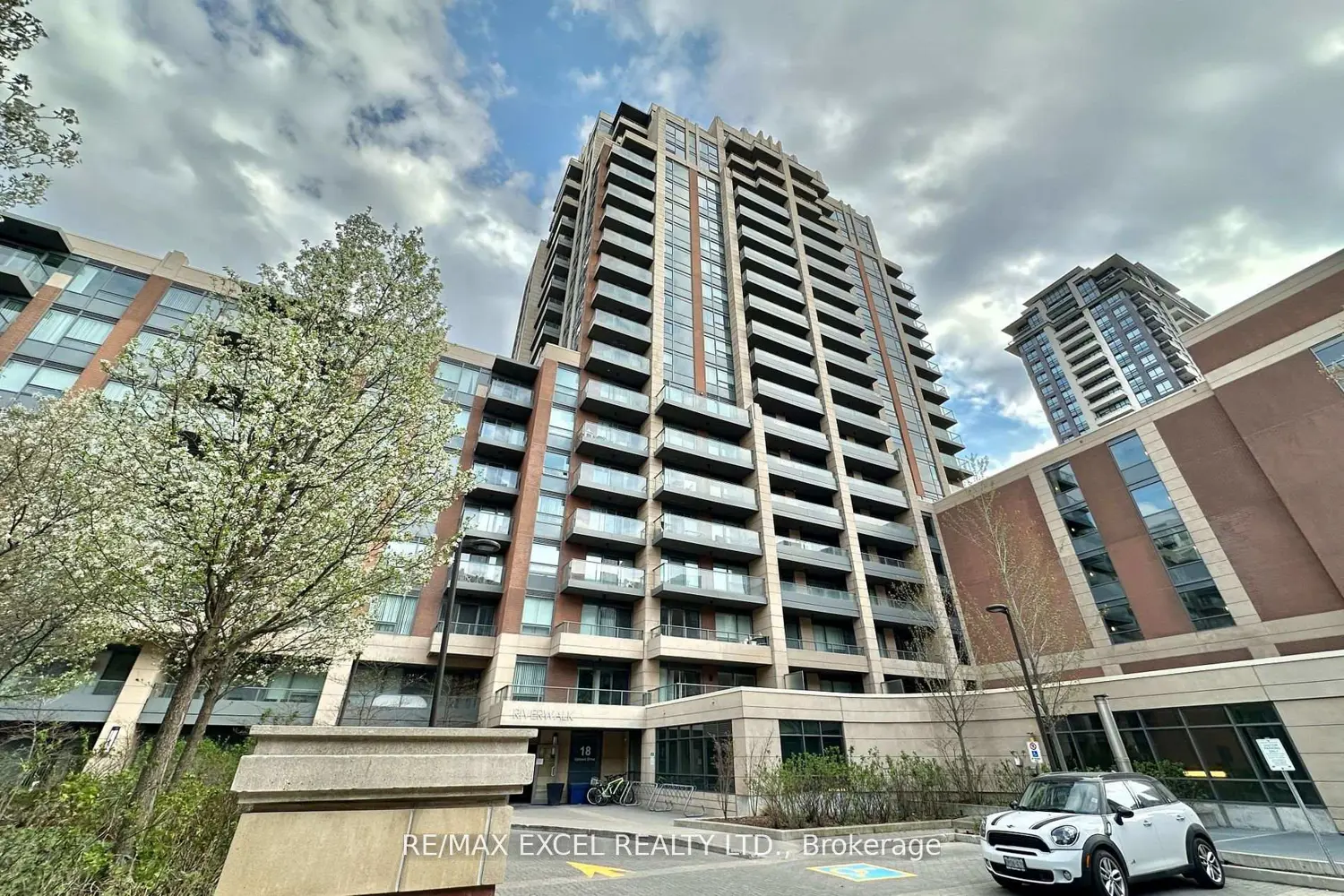 18 Uptown Drive 703
