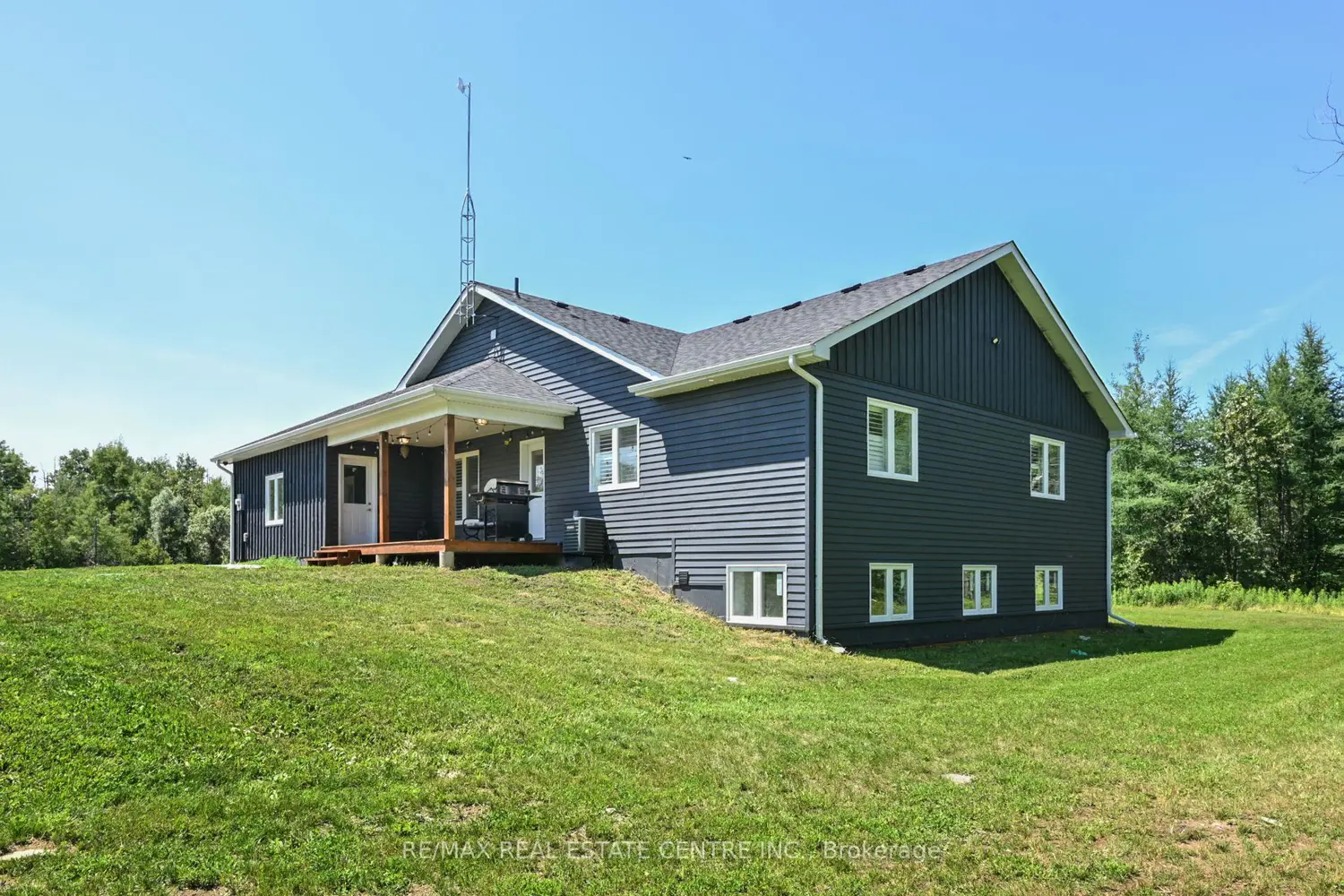375753 6Th Line photo 2