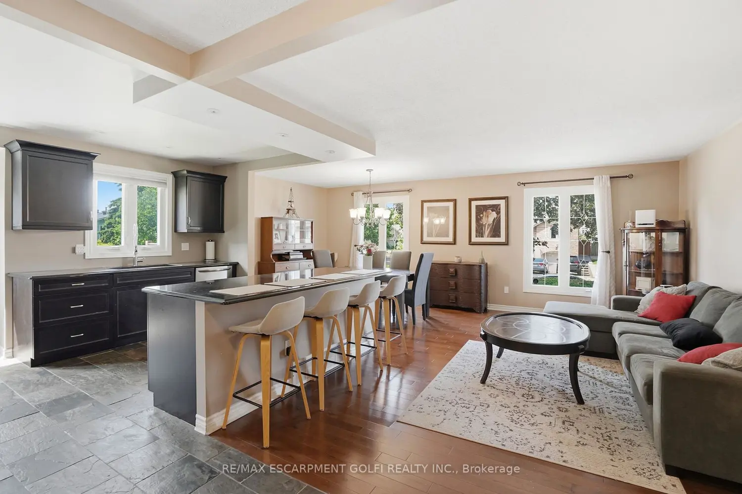 2 Loring Crescent photo 5