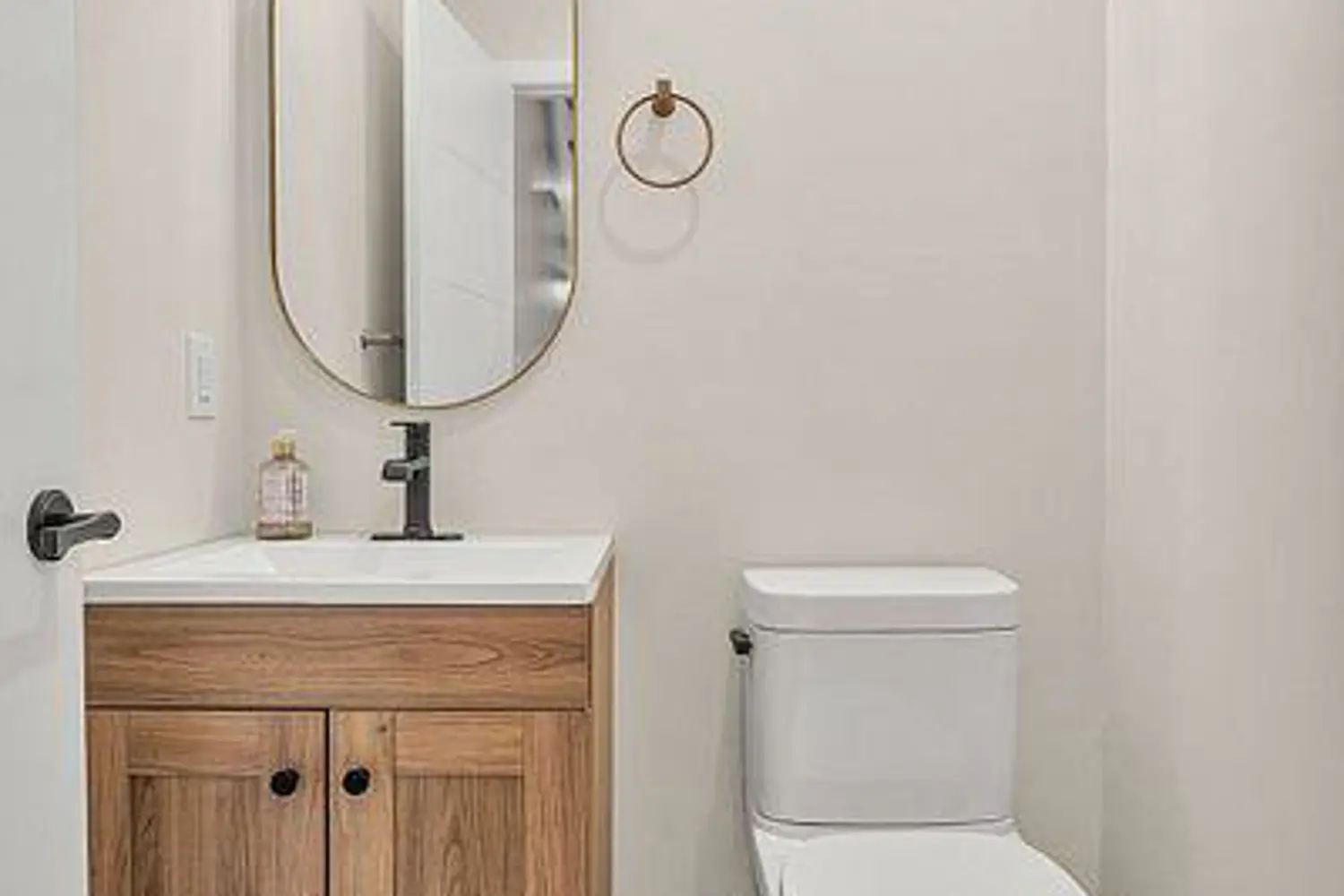 858 William Street photo 4