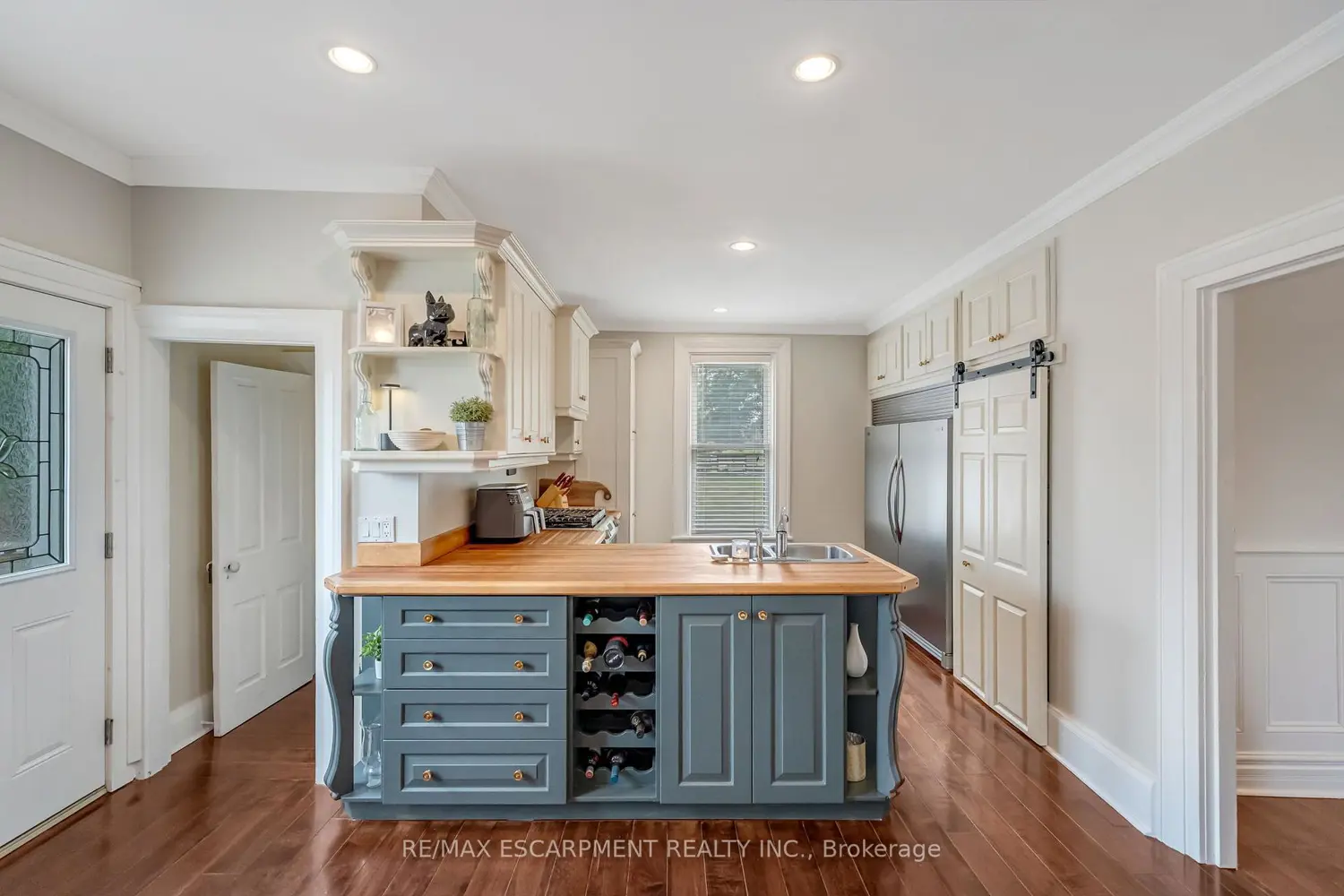 303 Canborough Street photo 5