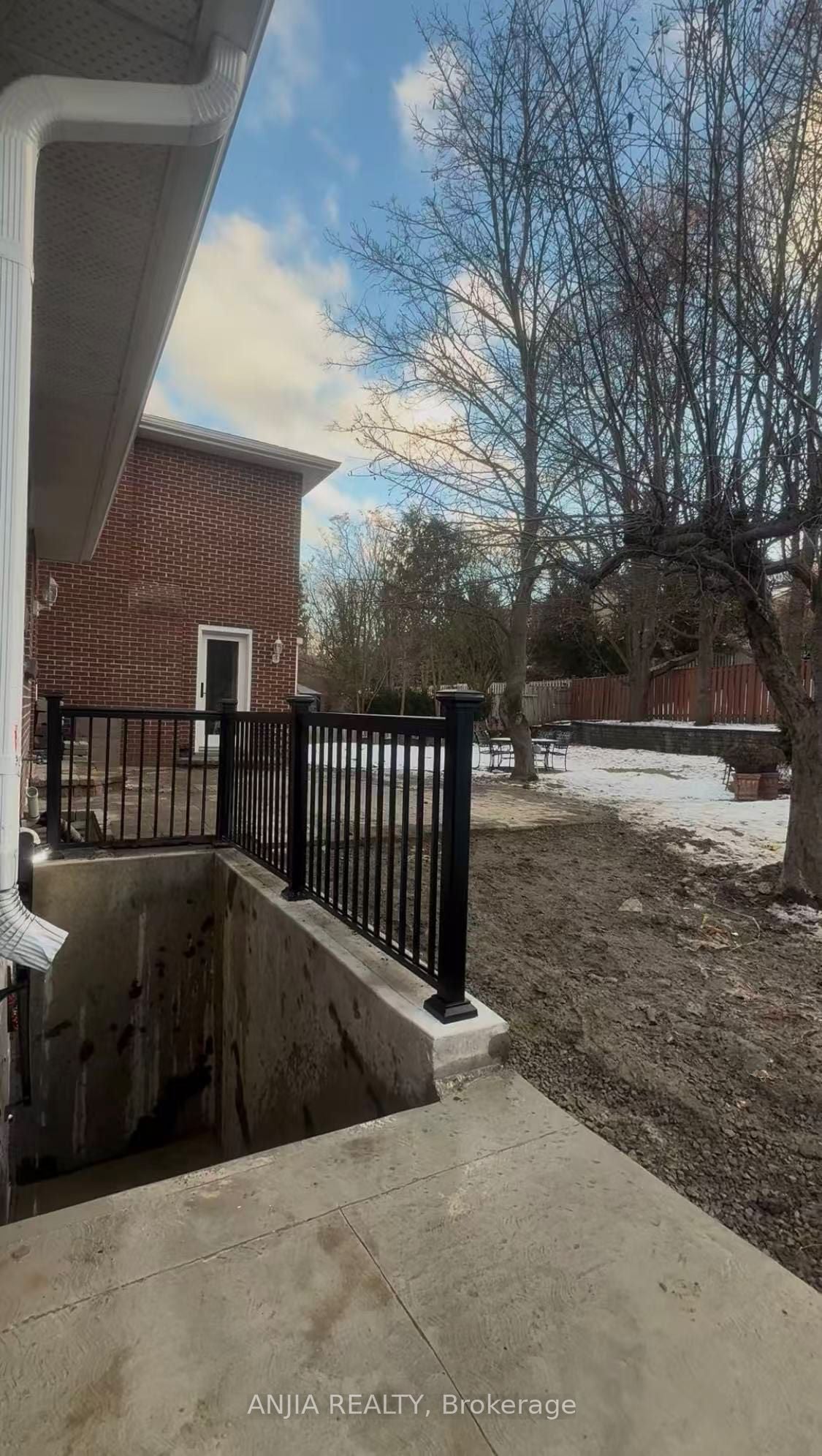 2482 Robin Drive, Mississauga, ON, L5K 2G3
