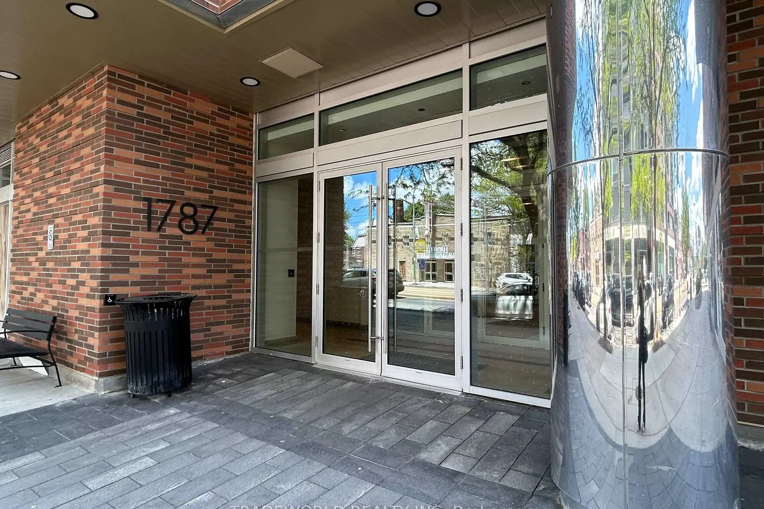 1787 St. Clair Avenue 323