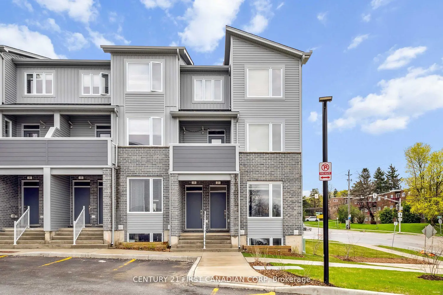 990 Deveron Crescent 21