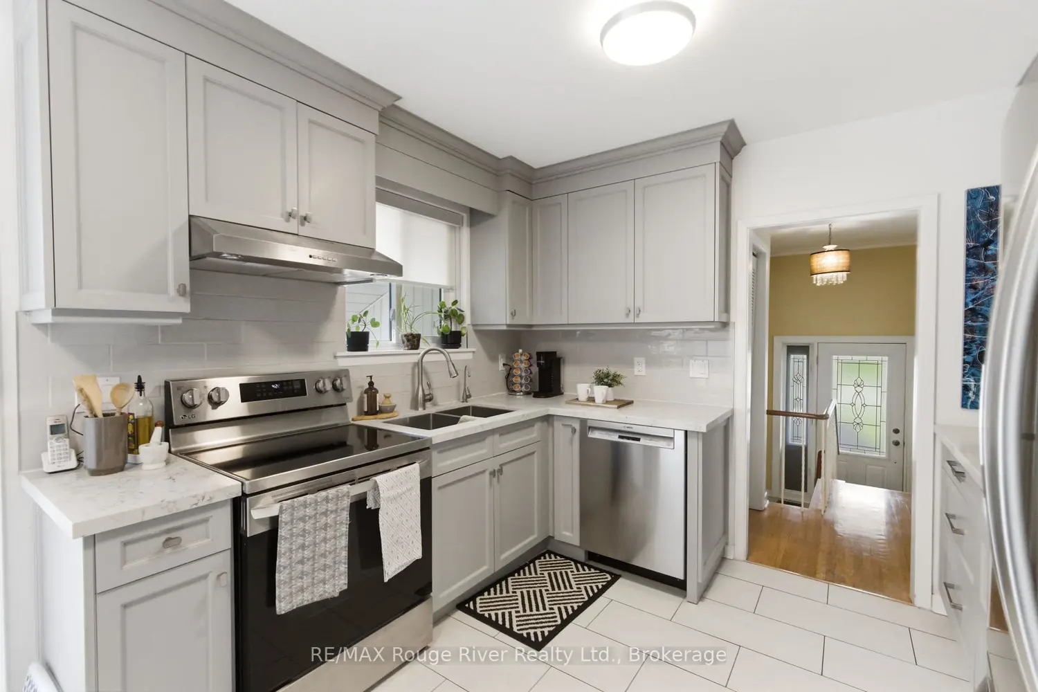 910 Crocus Crescent photo 5