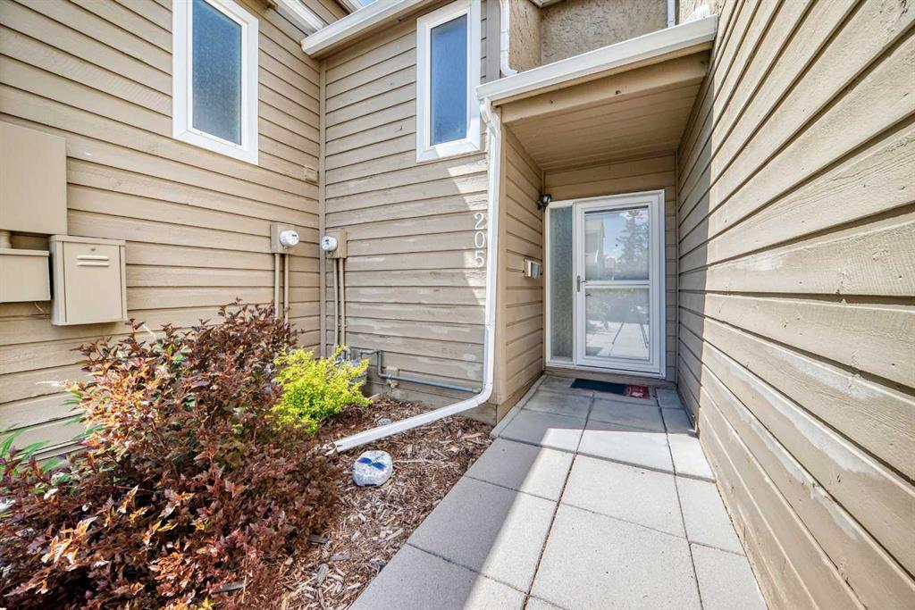 205-829 Coach Bluff Crescent SW, Calgary, AB, T3H 1B1