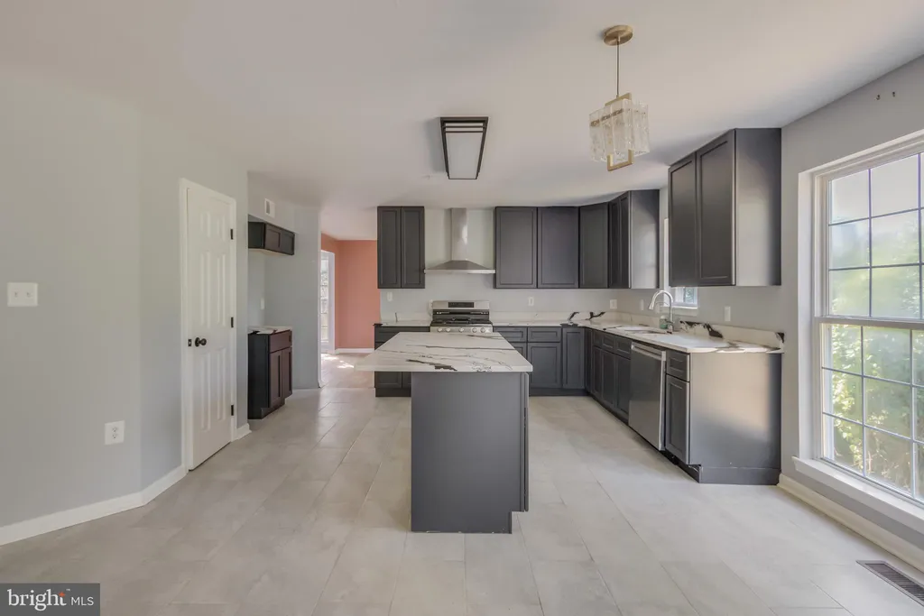 1004 Pembridge Court, Bowie, MD 20716 photo 2