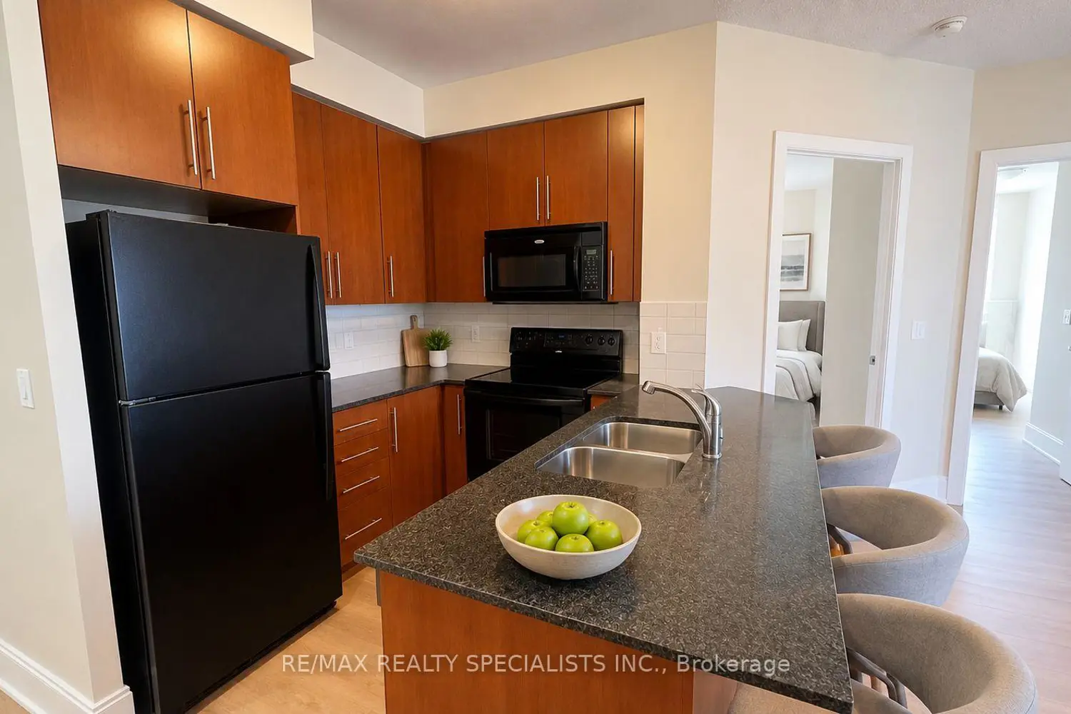 330 Burnhamthorpe Road 2702 photo 2
