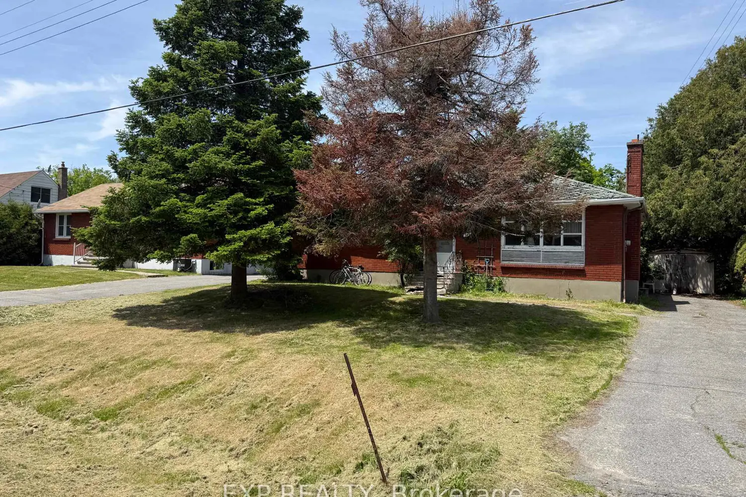 135 Oakridge Boulevard photo 3