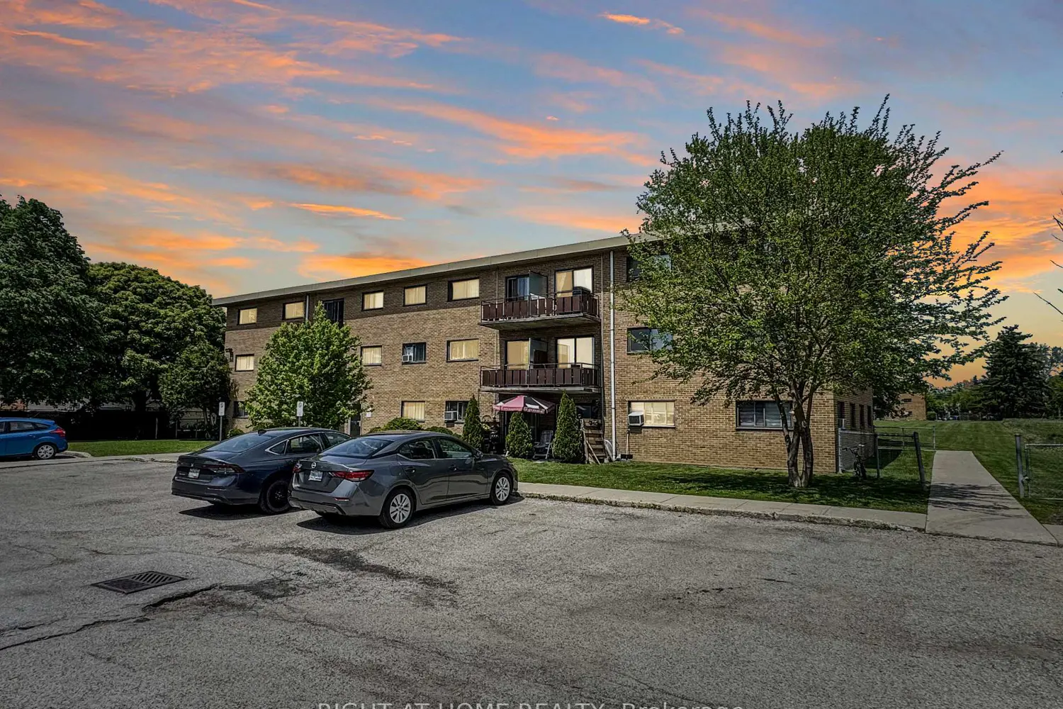 1830 Dumont Street 101