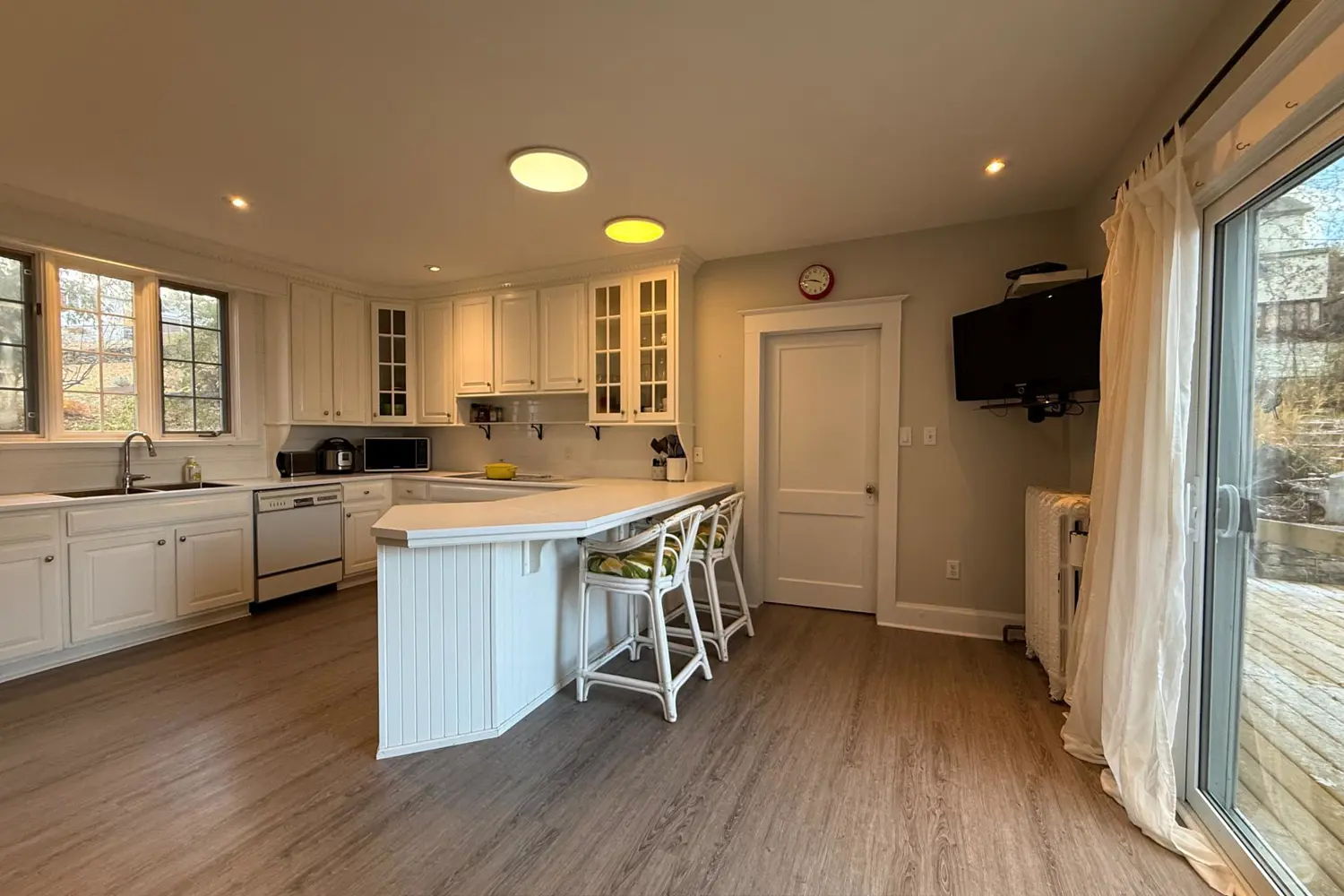 646 Lakeshore Road photo 4