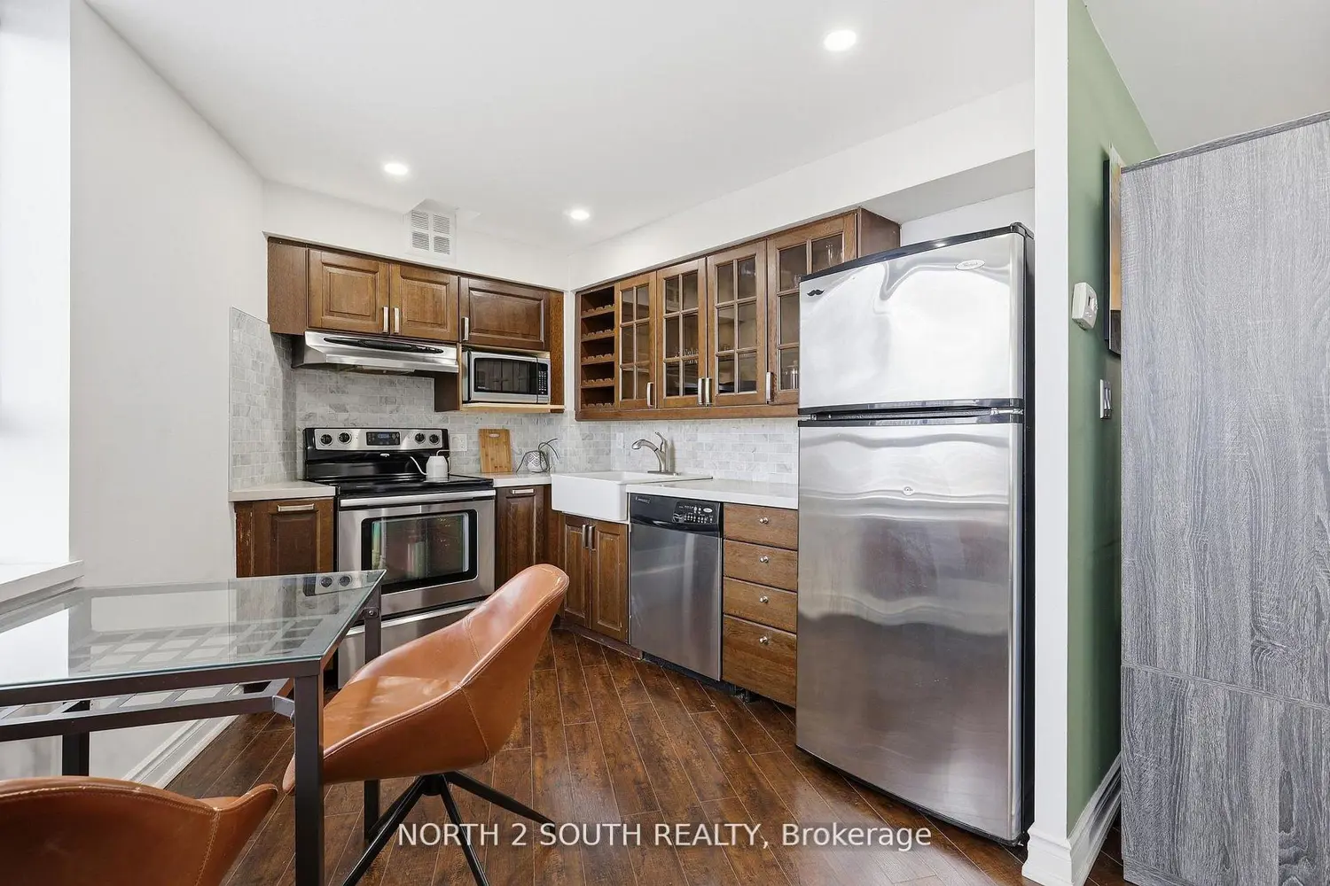 270 Queens Quay 505 photo 2