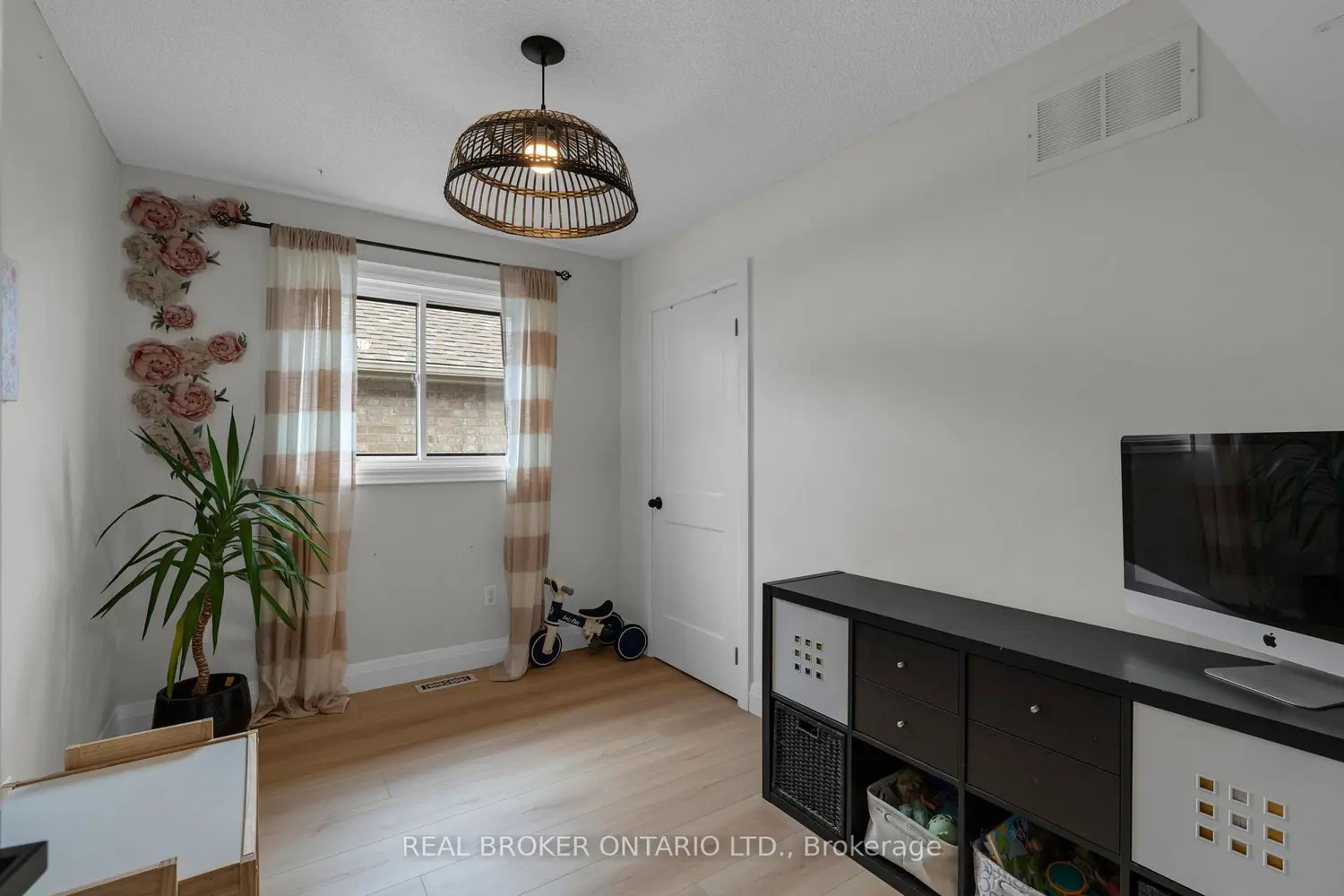 32 Black Willow Drive photo 5