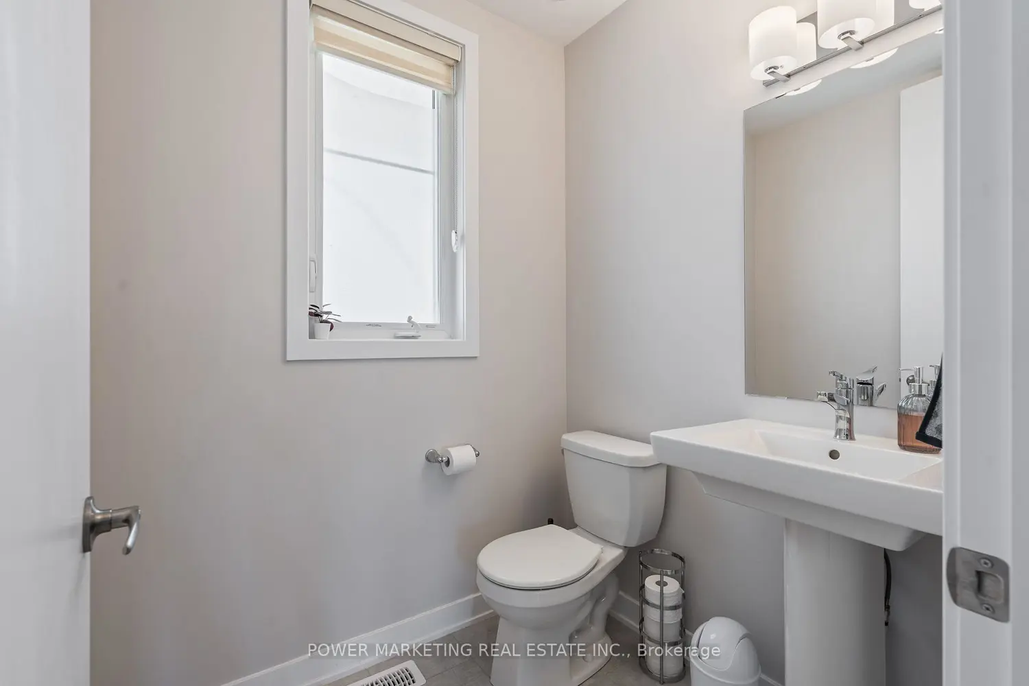 129 Hackamore Crescent photo 2