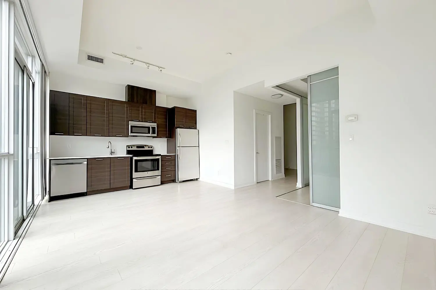 20 Bruyeres Mews 727 photo 4
