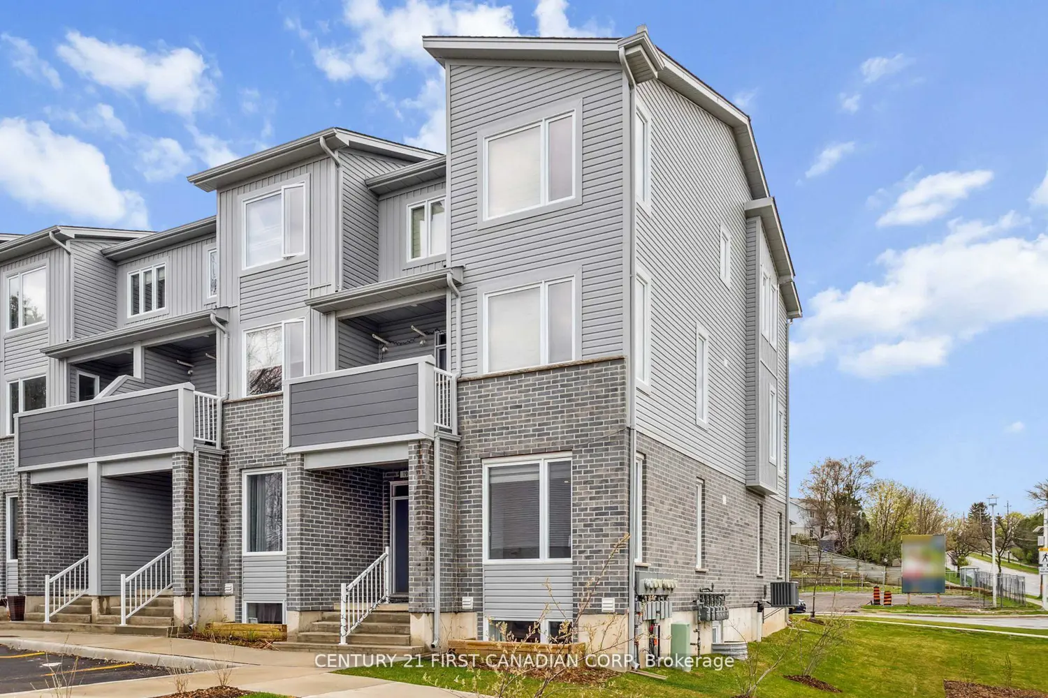 990 Deveron Crescent 21 photo 4