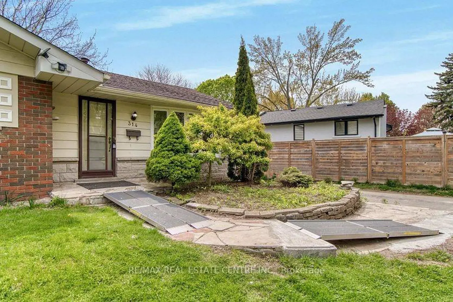 314 Strathcona Drive photo 2