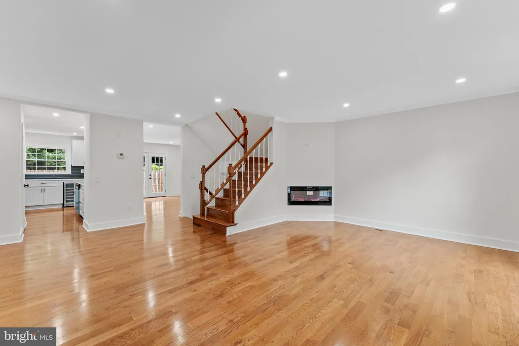 671 Concerto Lane, Silver Spring, MD 20901 photo 2