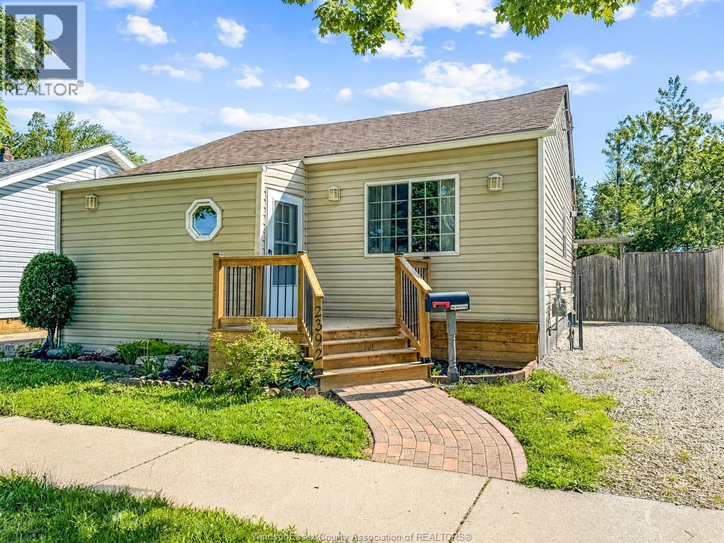 2392 Louis , Windsor, ON, N8W2B8