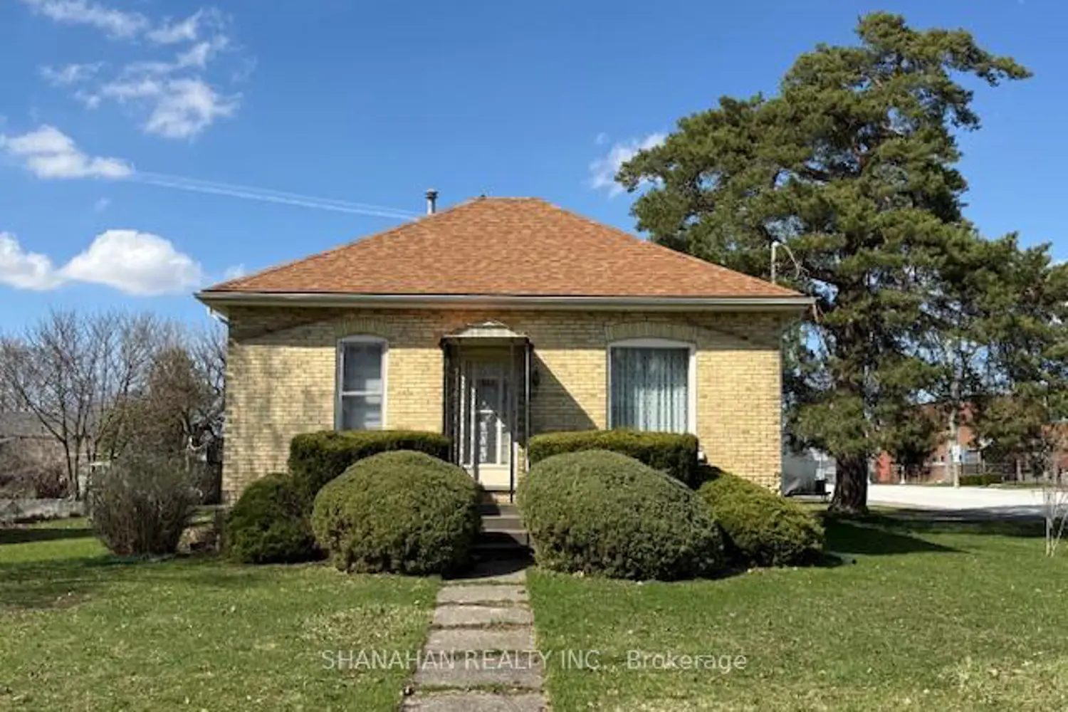 597 Simcoe Street photo 3