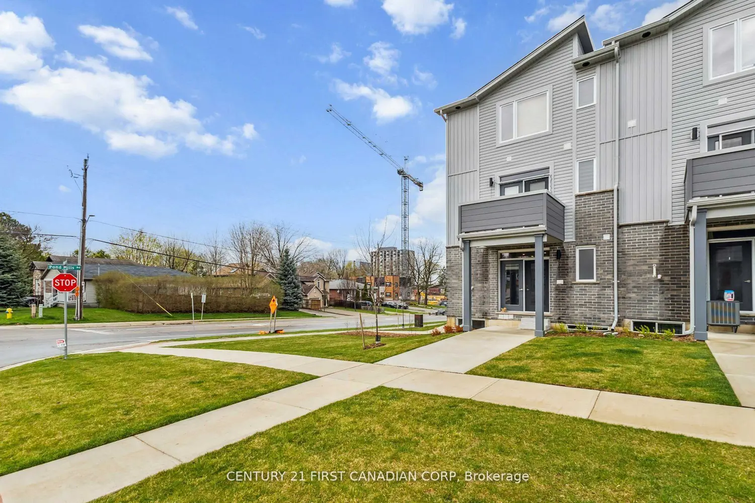 990 Deveron Crescent 21 photo 5