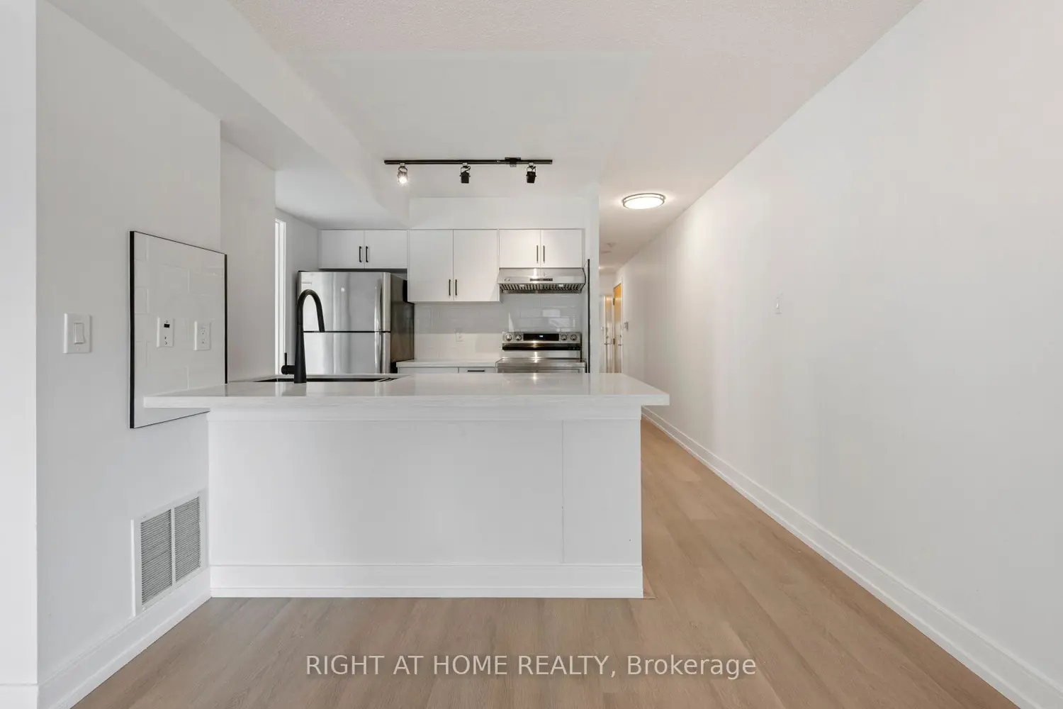 600 Queens Quay 219 photo 4