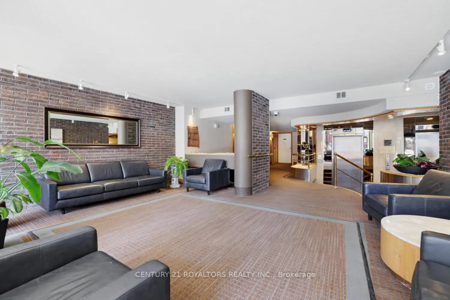 71 Somerset Street 1602 photo 4