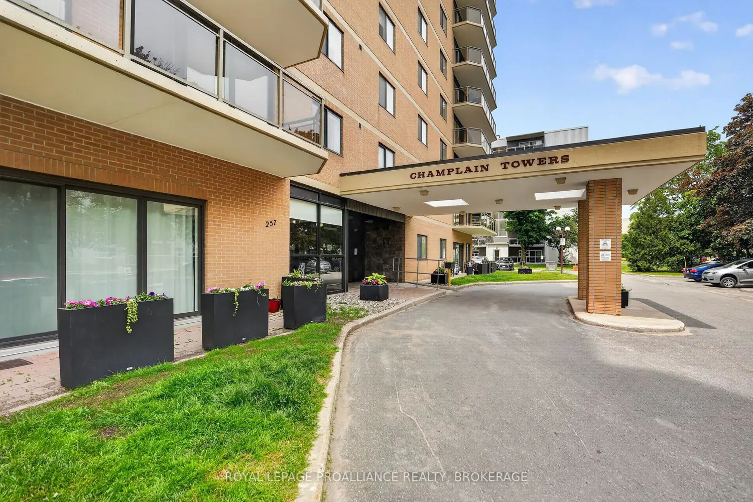 257 Bath Road 401