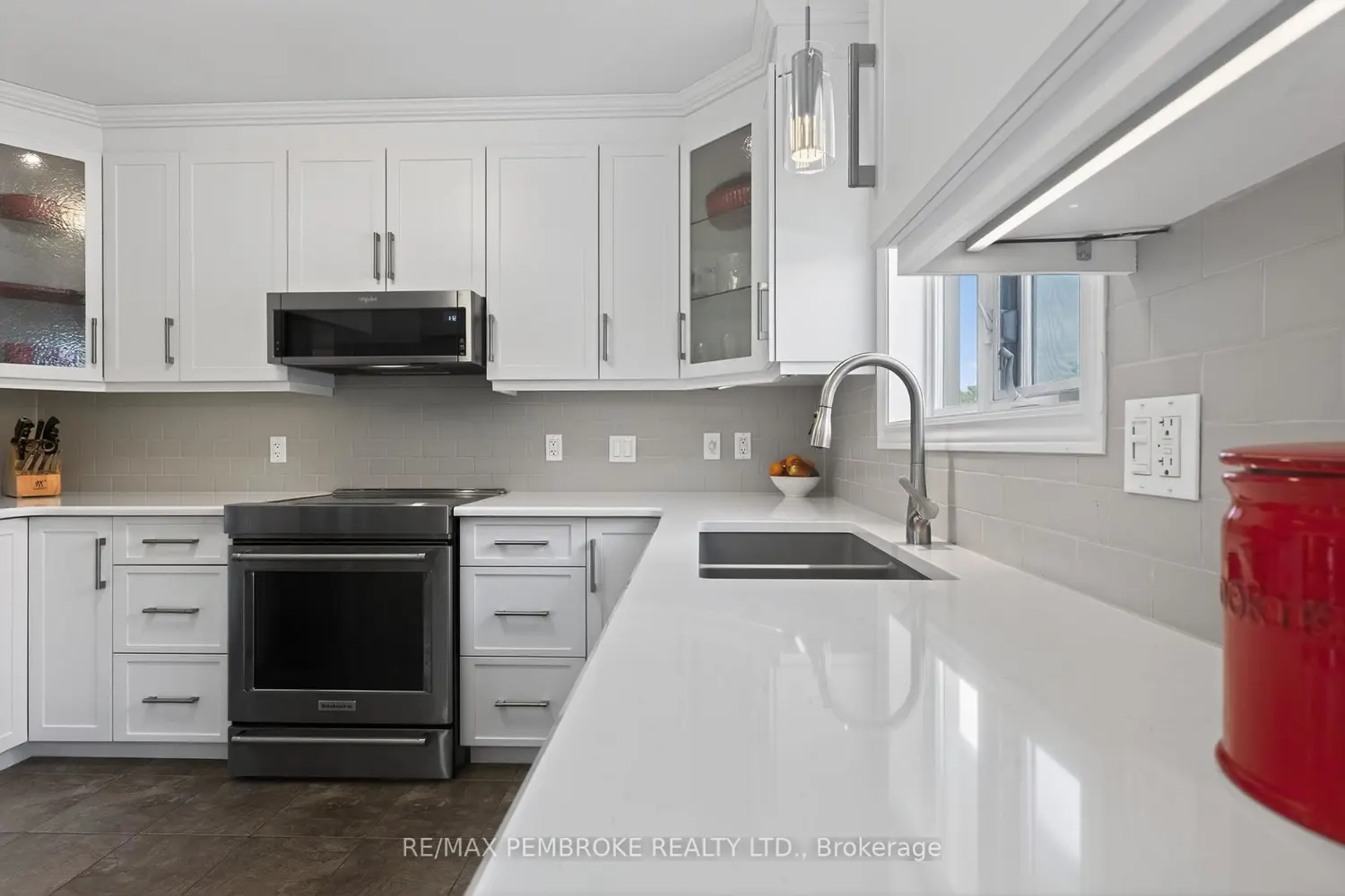 39 Oak Avenue photo 5