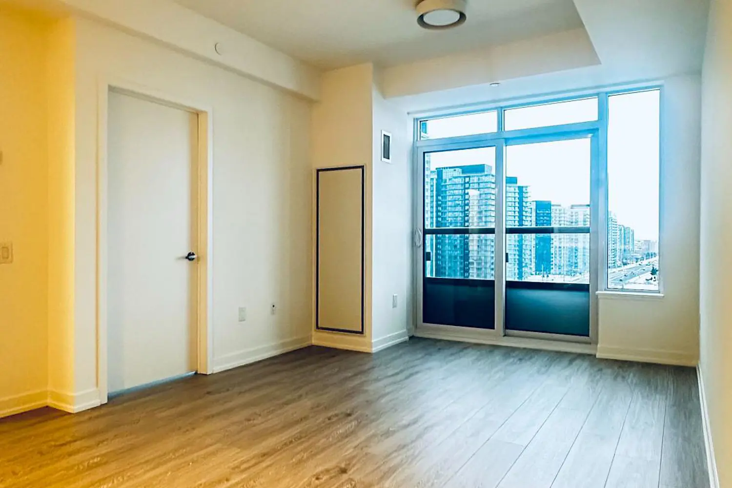 2485 Eglinton Avenue 1518 photo 2