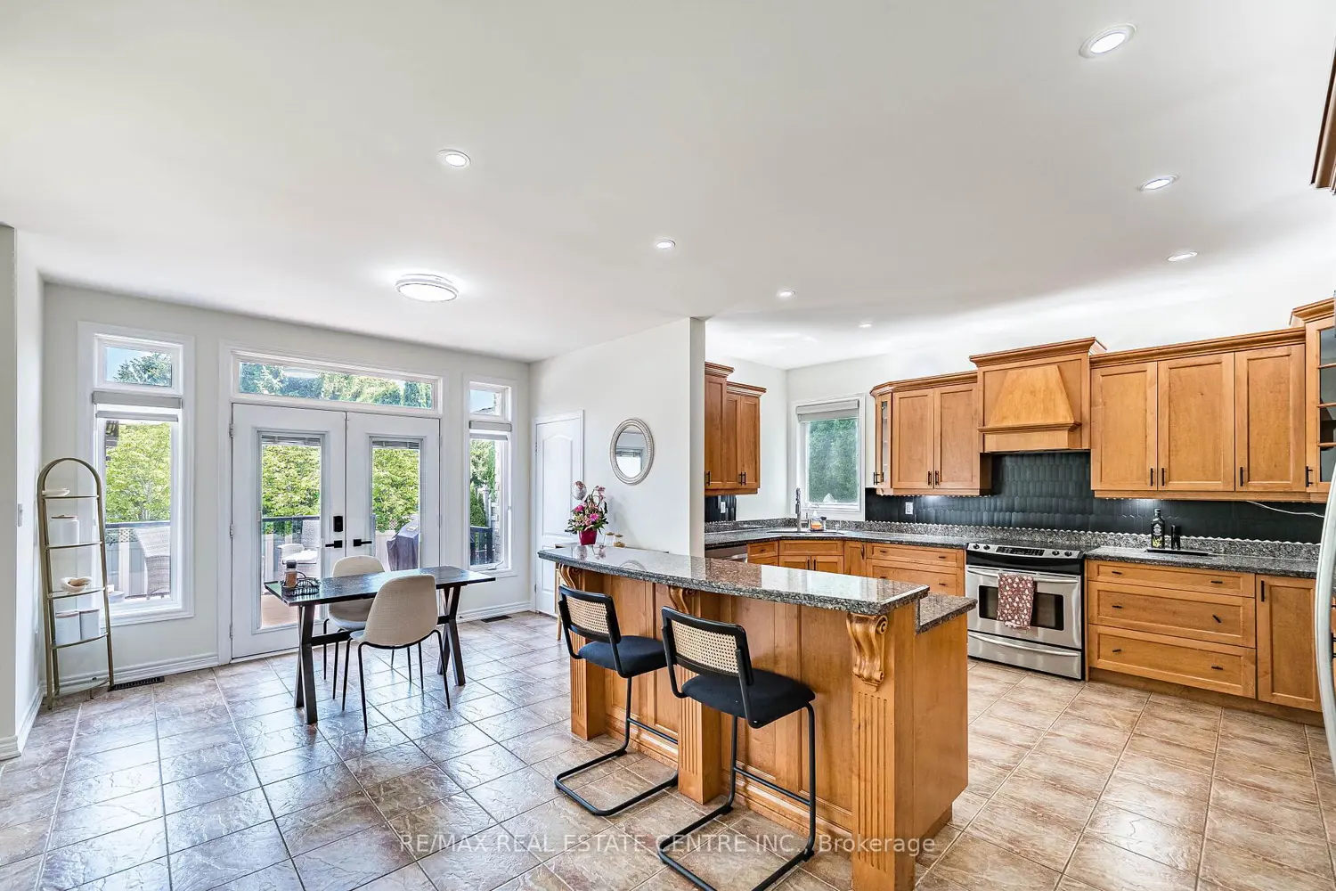 137 Cloverleaf Drive Ancaster photo 4