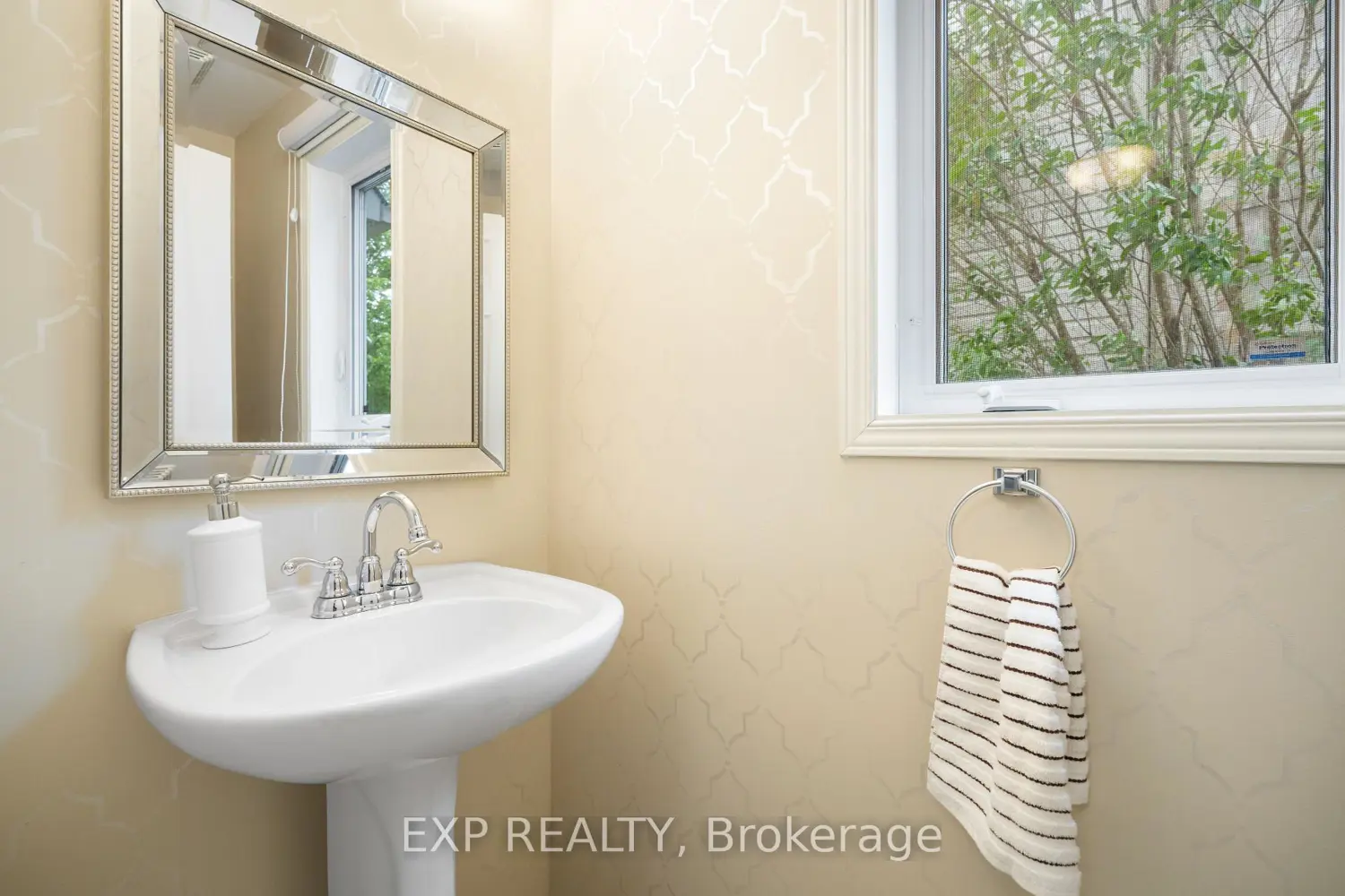 1064 Candlewood Street photo 2