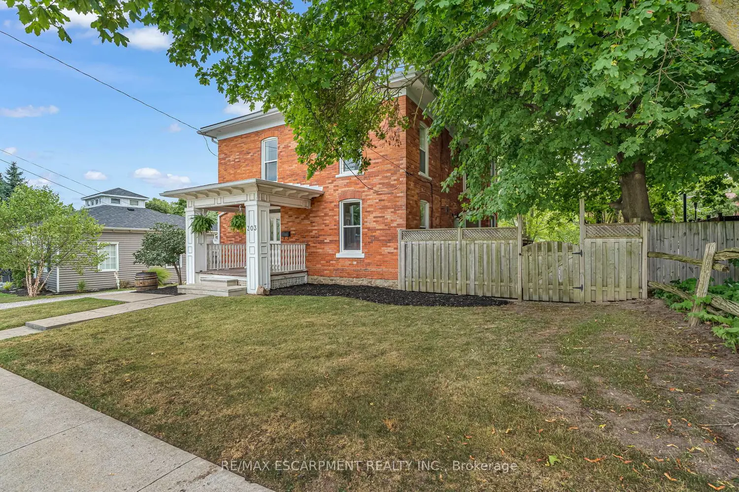 303 Canborough Street photo 2