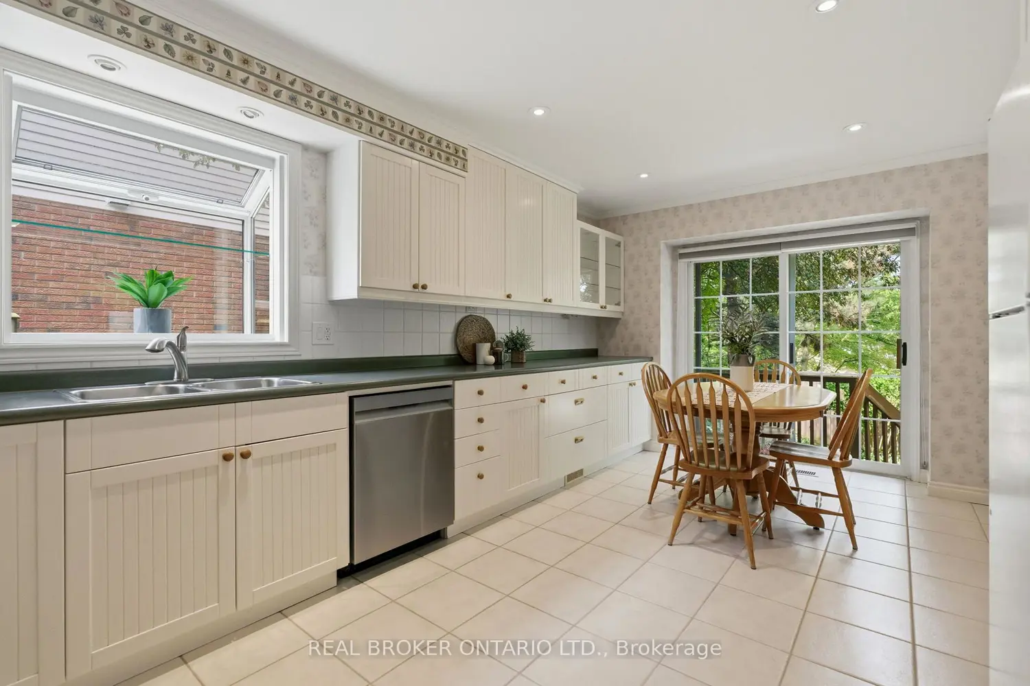 2241 Mansfield Drive photo 3