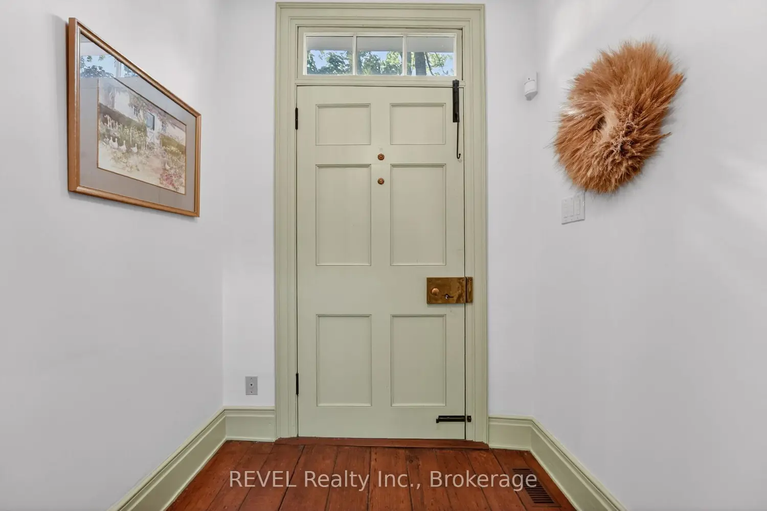 235 Simcoe Street photo 2