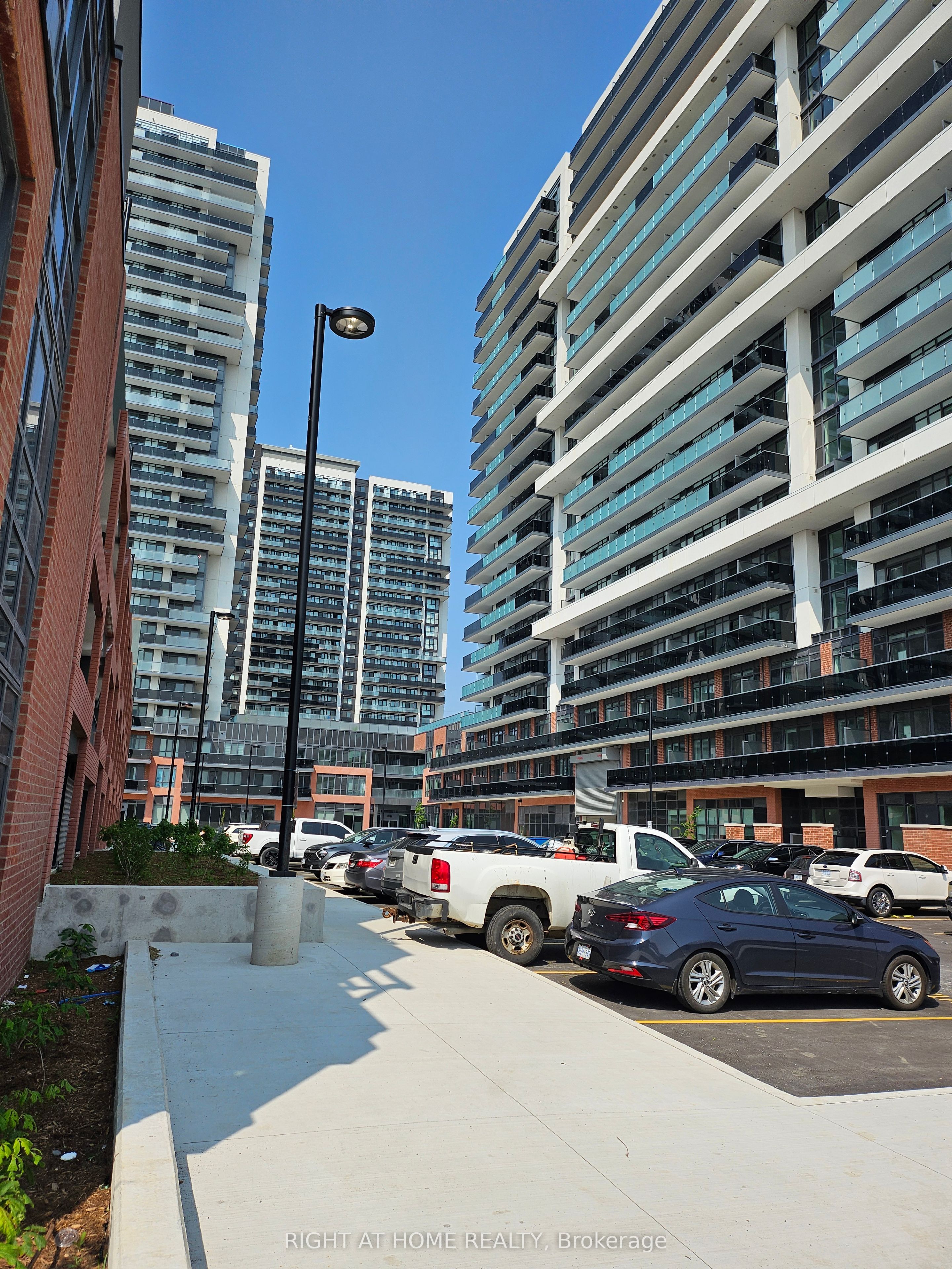 1618-2545 Simcoe Street North Avenue N, Oshawa, ON, L1L 0W3