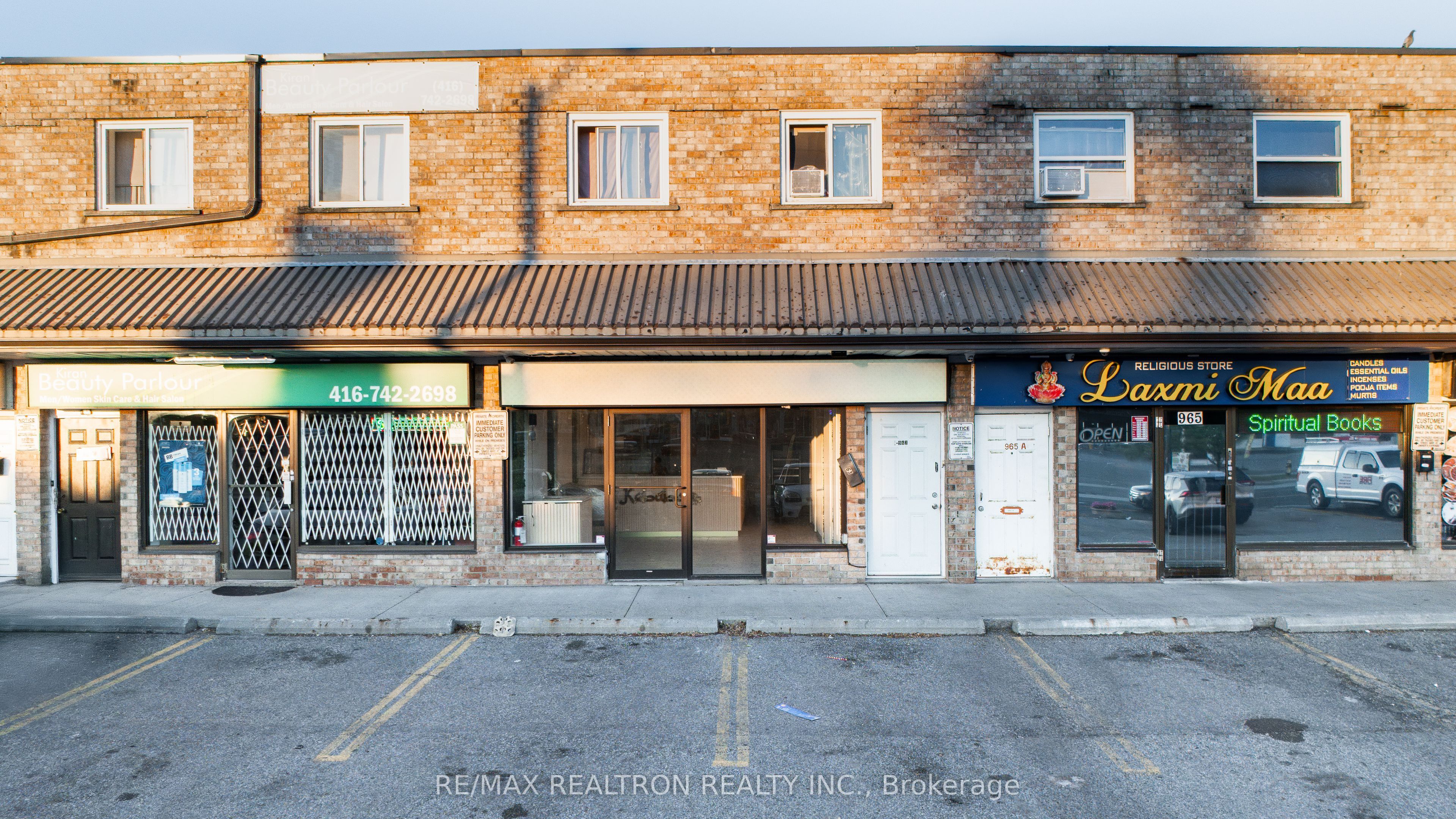963 Albion Road N, Toronto, ON, M9V 1A6