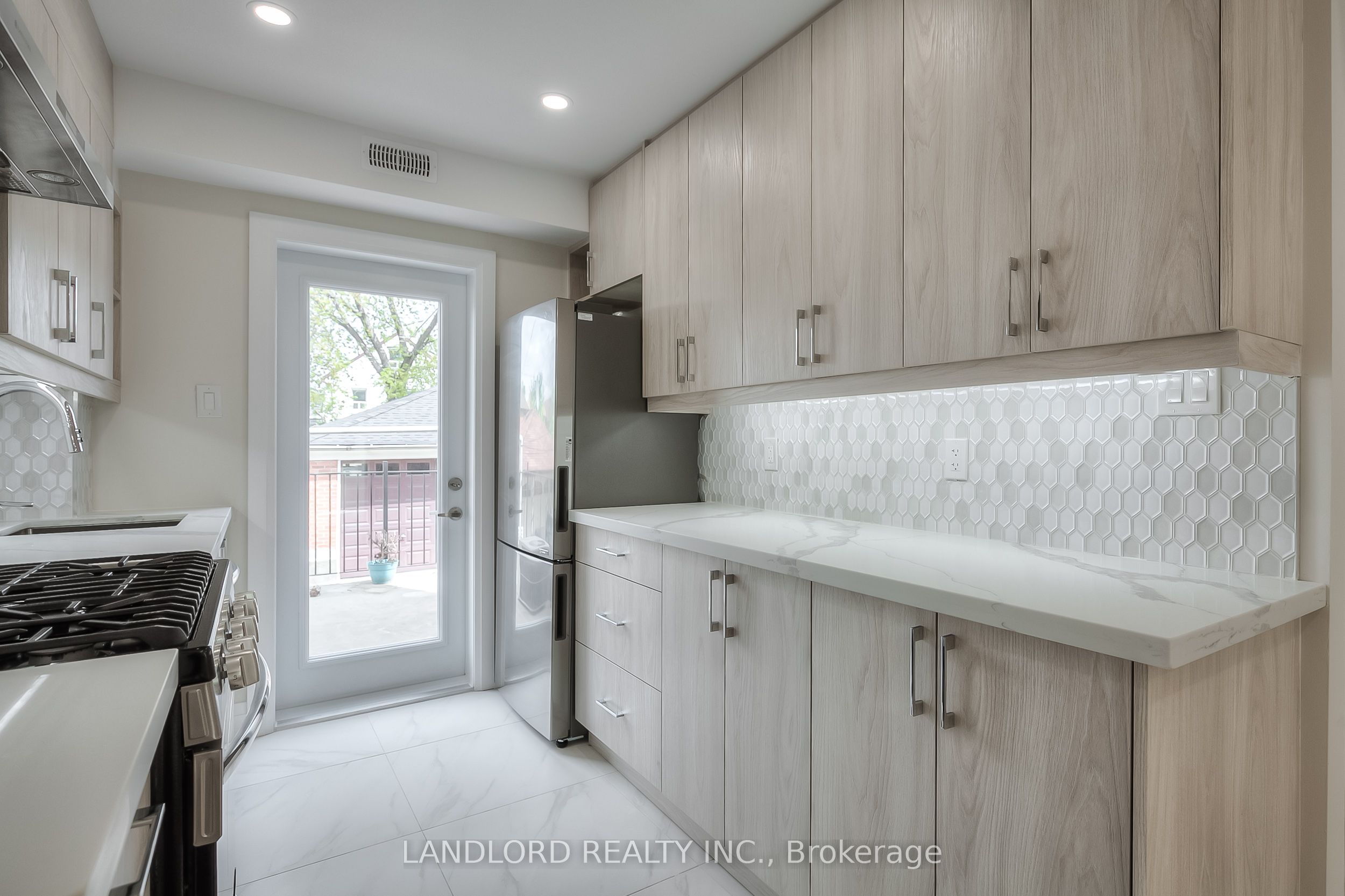 Main-36 Yore Road, Toronto, ON, M6M 1W5 photo 3
